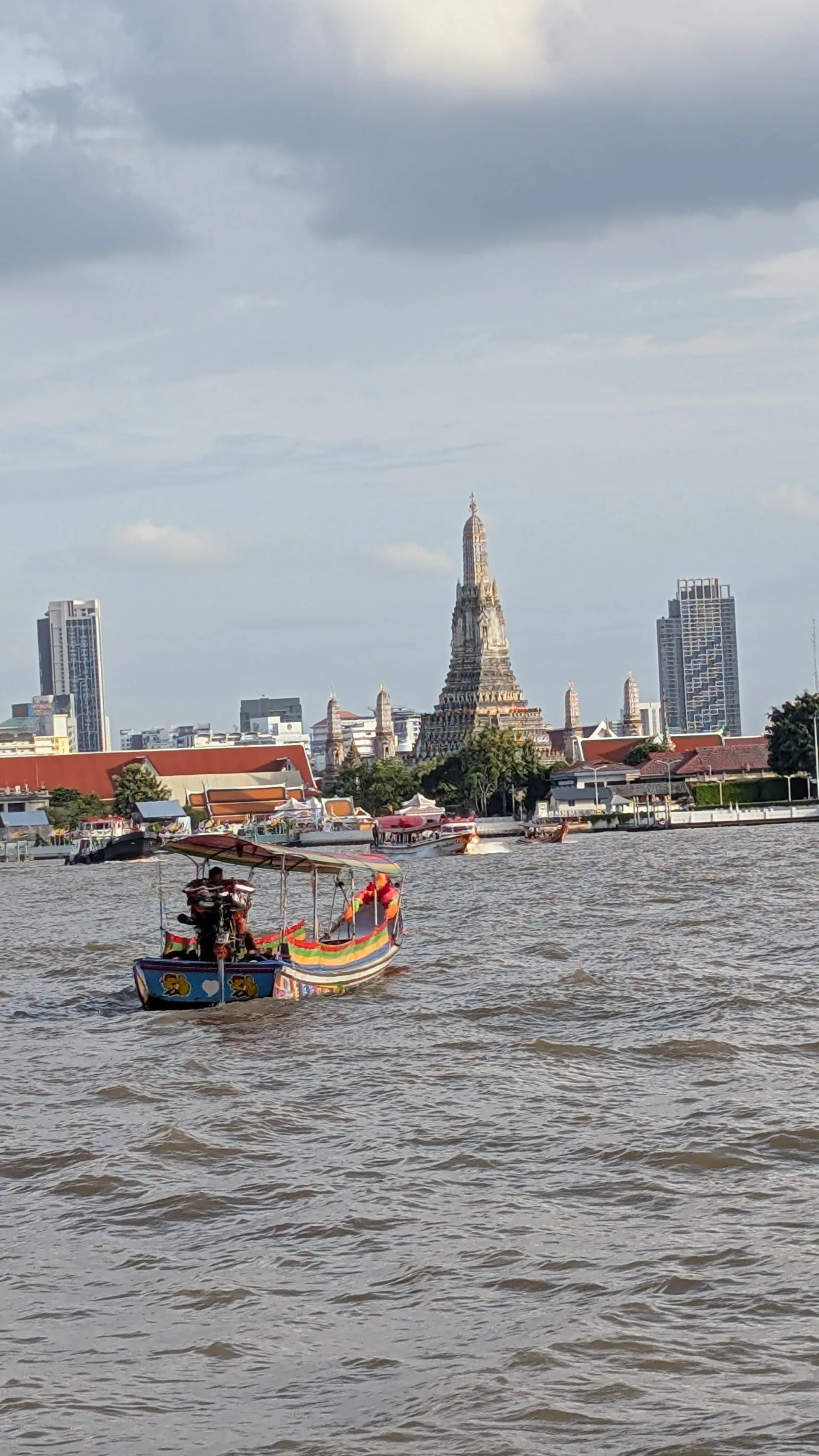 Boote auf dem Chao Phraya River in Bangkok