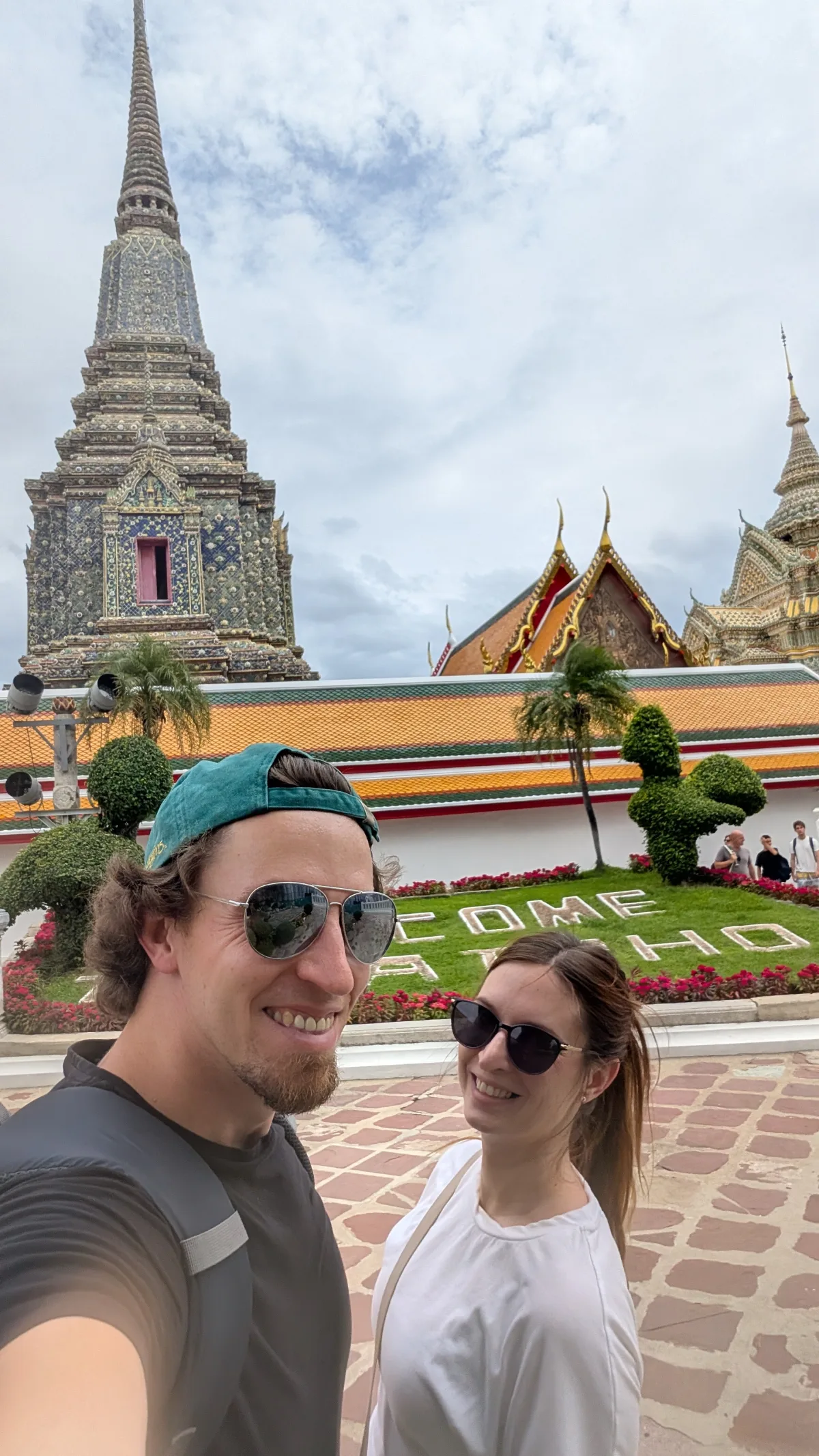 Wat Pho gehört zu den ältesten und wichtigsten Tempeln Thailands Selfie vor dem Wat Pho Tempel in Bangkok