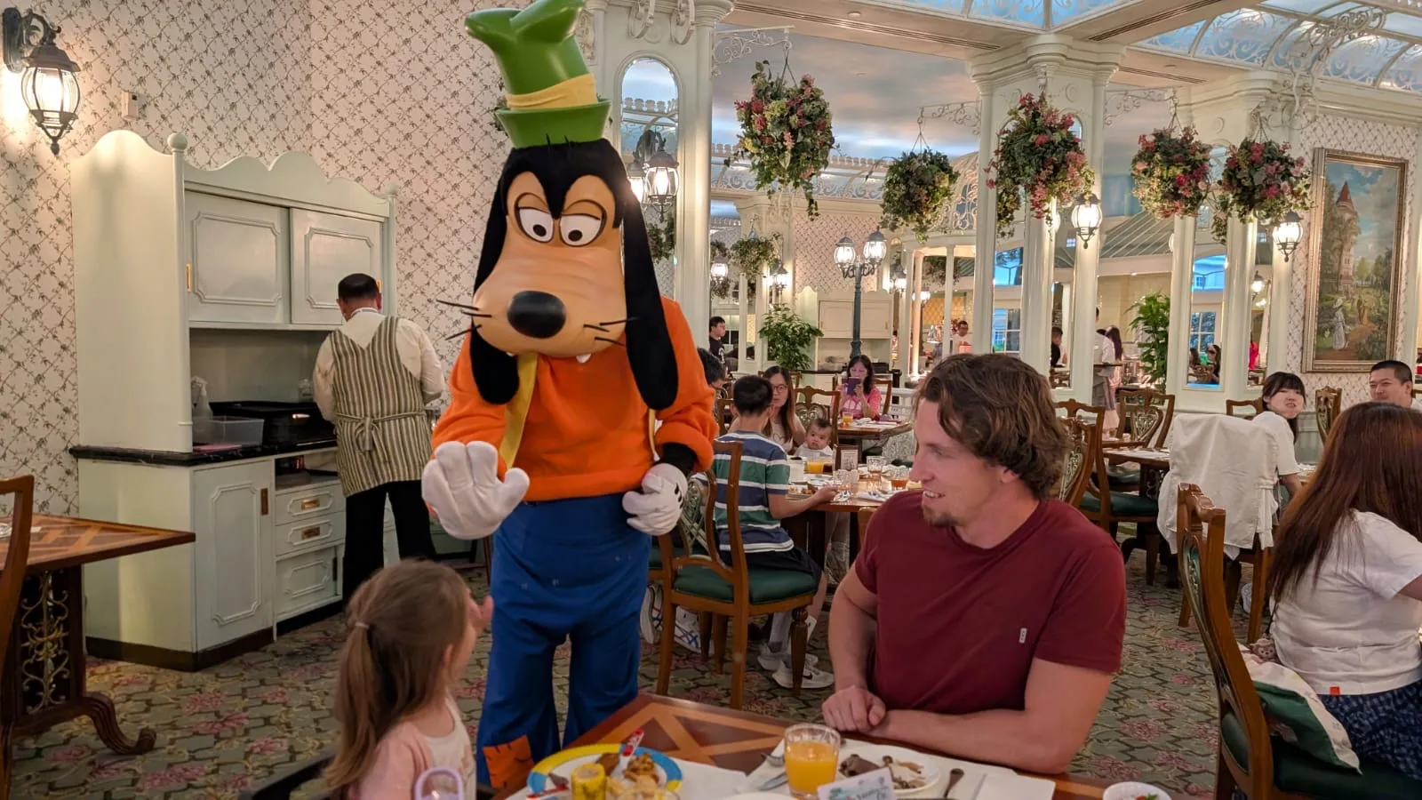 Treffen mit Goofy beim Abendessen im Disneyhotel Hongkong