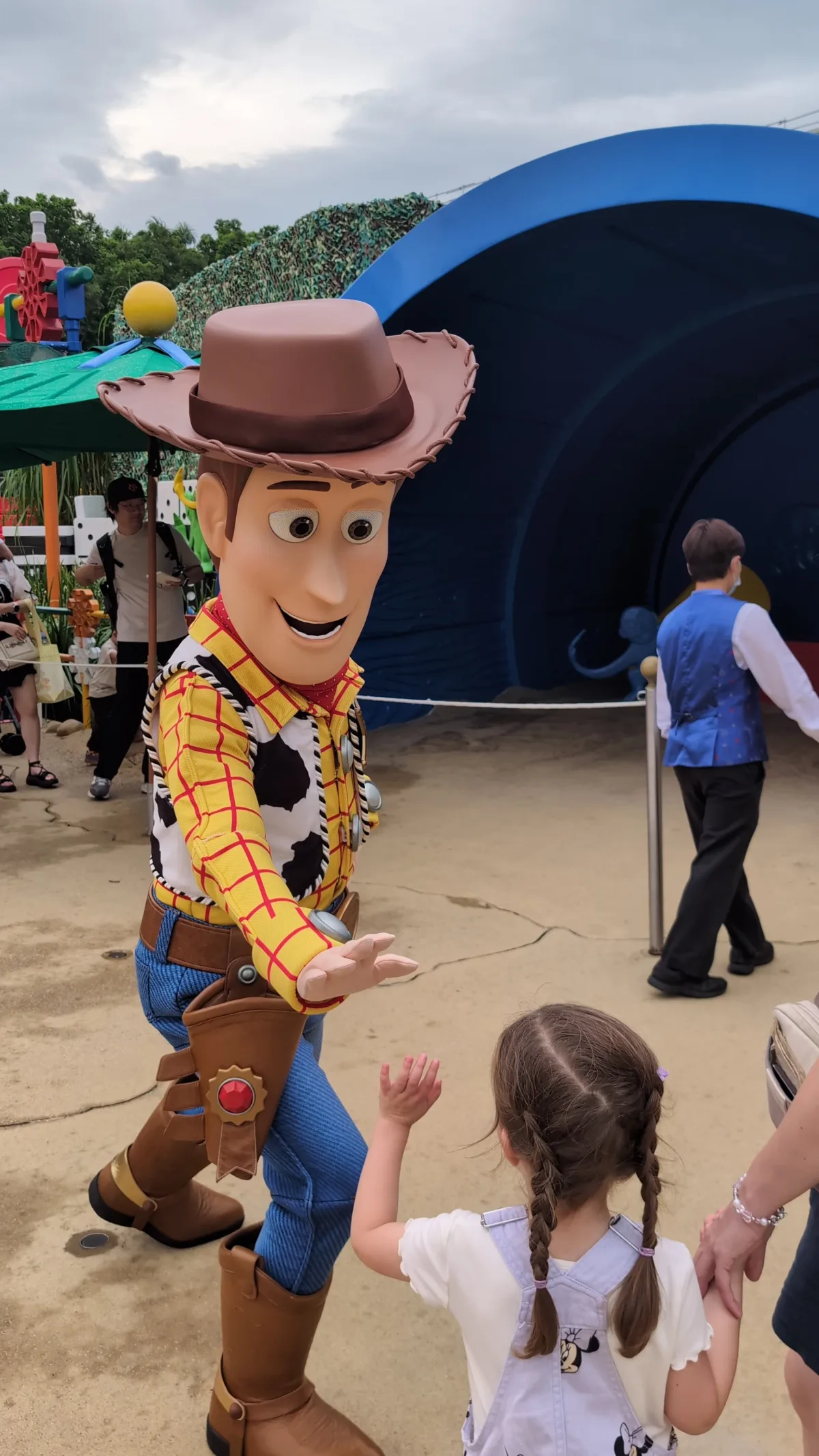 Noch einen Helden getroffen: Woody im Toy Story Land Woody aus Toy Story im Disneyland Hongkong