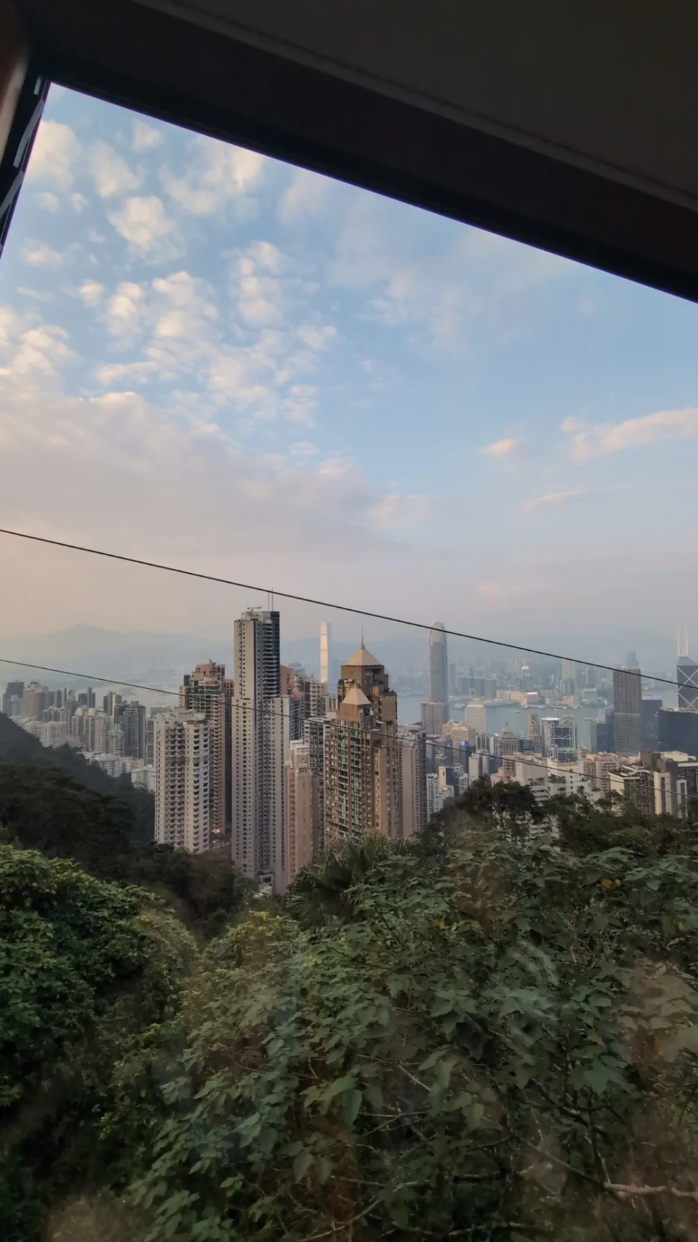 Schon unterwegs ist die Aussicht beeindruckend Wunderschöne Aussicht auf Hongkong schon bei der Tramfahrt zum Victoria Peak