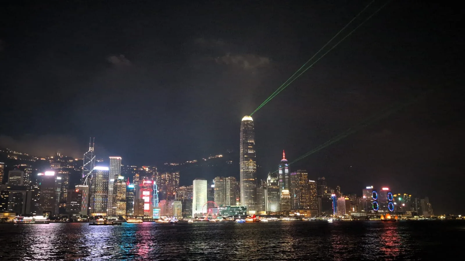 Lichtshow am Abend am Victoria Harbour von Hongkong