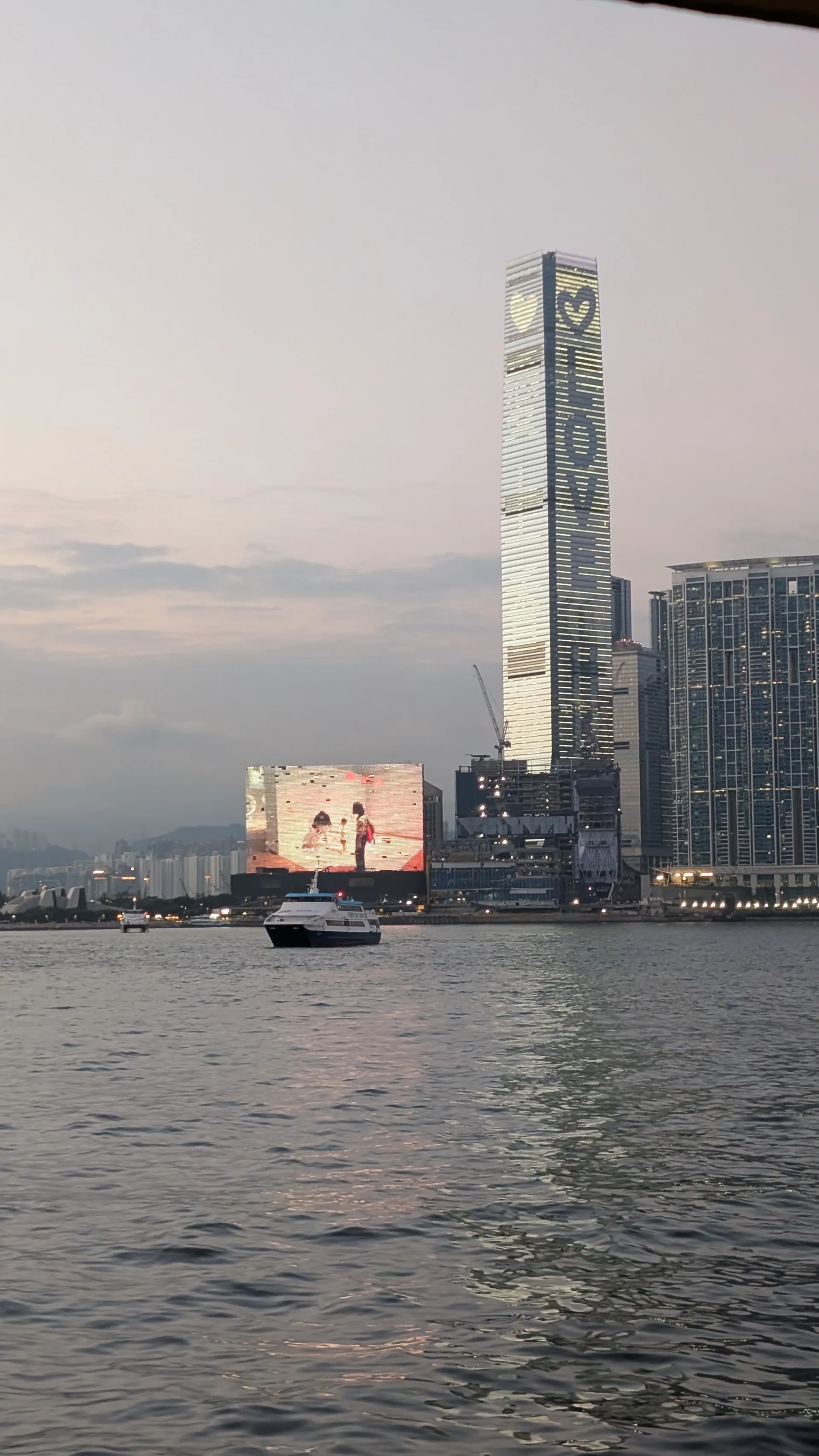 Blick von der Fähre auf das M+ Museum in Hongkong