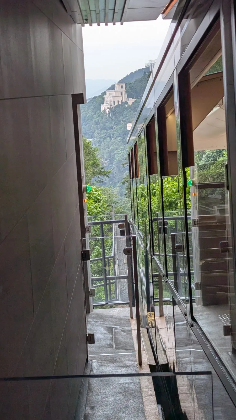 Angekommen an der Haltestelle Victoria Peak Angekommen an der Victoria Peak Tram-Haltestelle