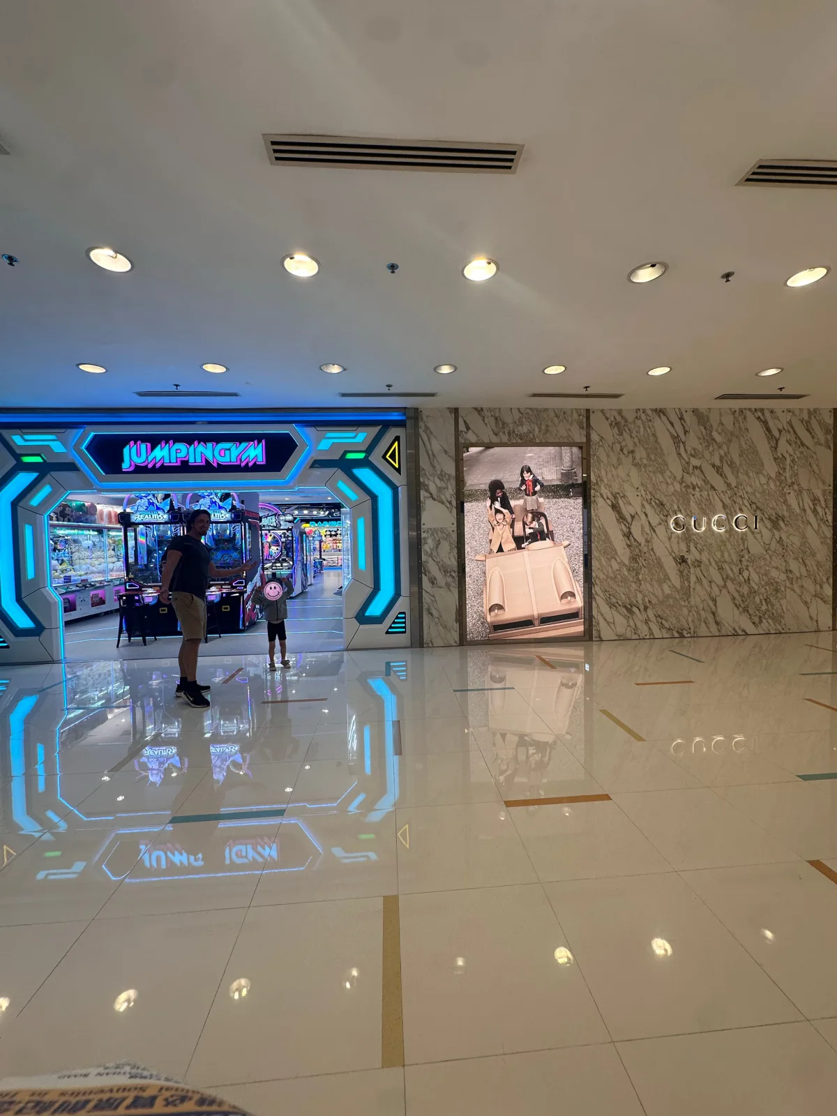 Kontraste in der Harbour City Mall: Gucci Kids neben Arcade Games Kontrastreiches Shopping in der riesigen Harbour City Mall