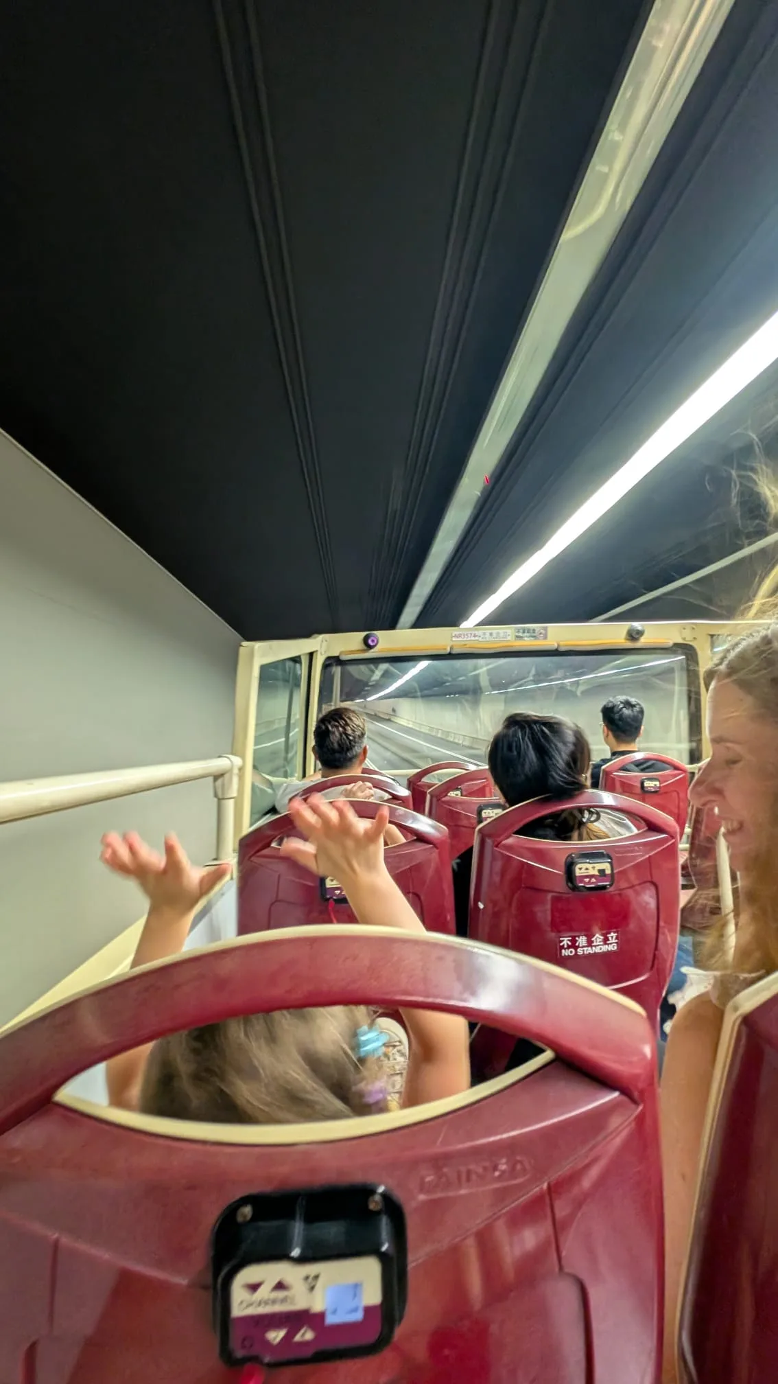 Unsere Tochter fand die späte Fahrt auf jeden Fall super Fahrt durch einen Tunnel bei der Big Bus Nighttour durch Hongkong