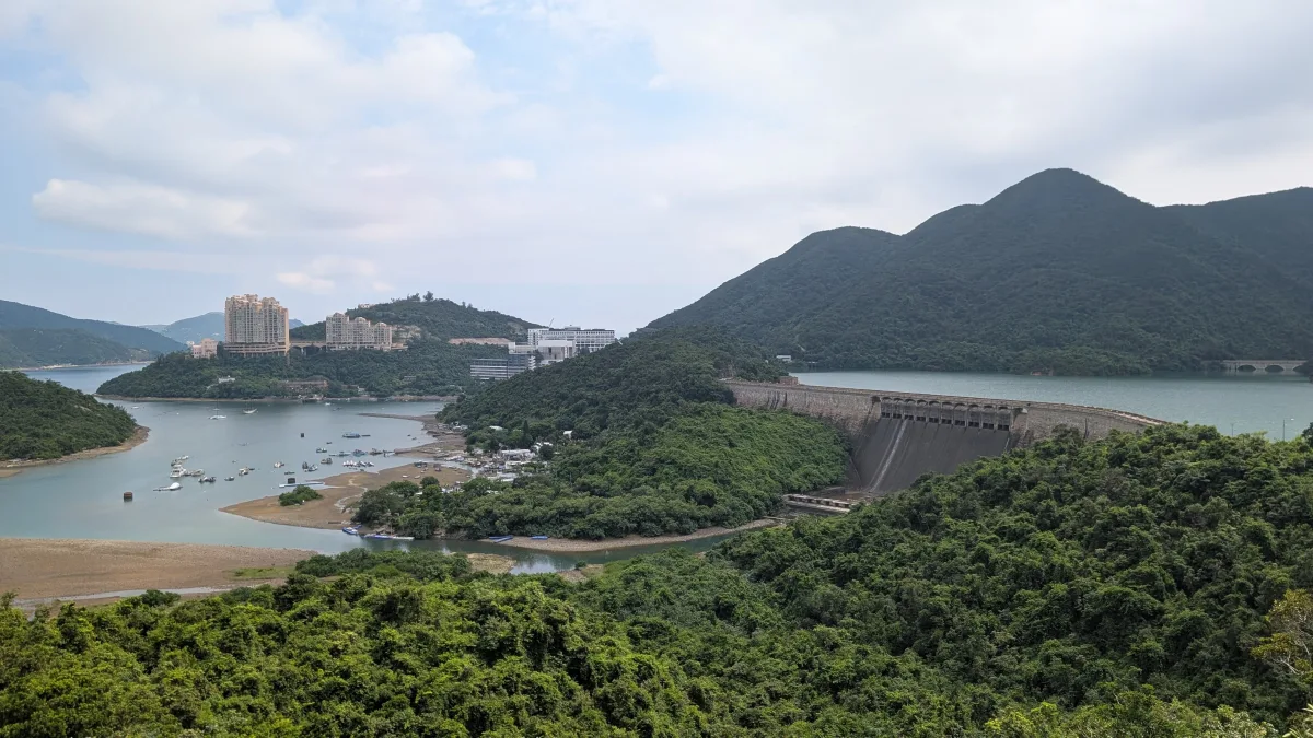 Der Tai Tam Tuk Staudamm inmitten wunderschöner Natur Blick auf den Tai Tam Tuk Staudamm inklusive wunderschöner Naturkulisse