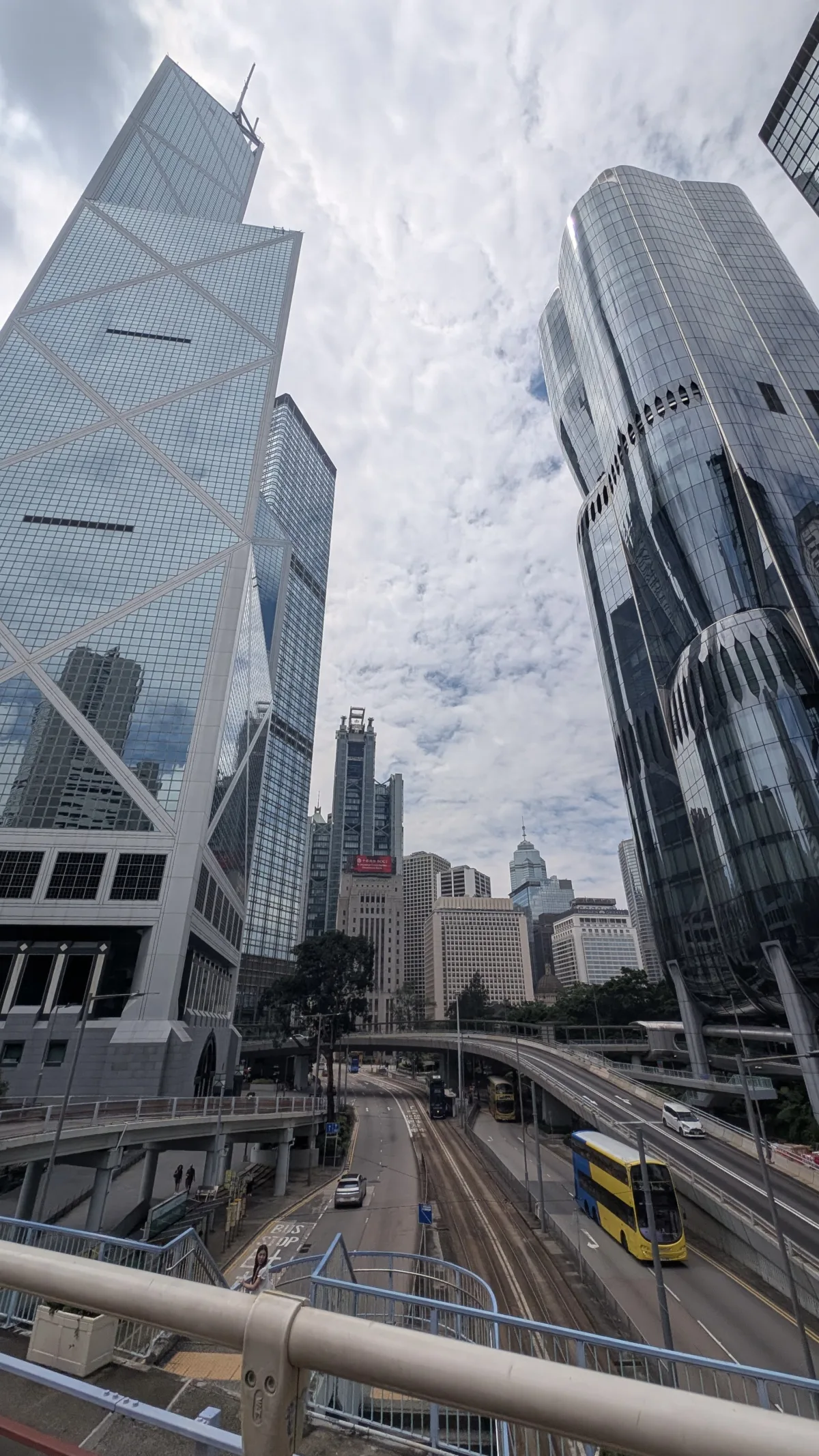 Der Central District ist voller moderner, architektonisch interessanter Hochhäuser Moderne Hochhäuser im Central District von Hongkong