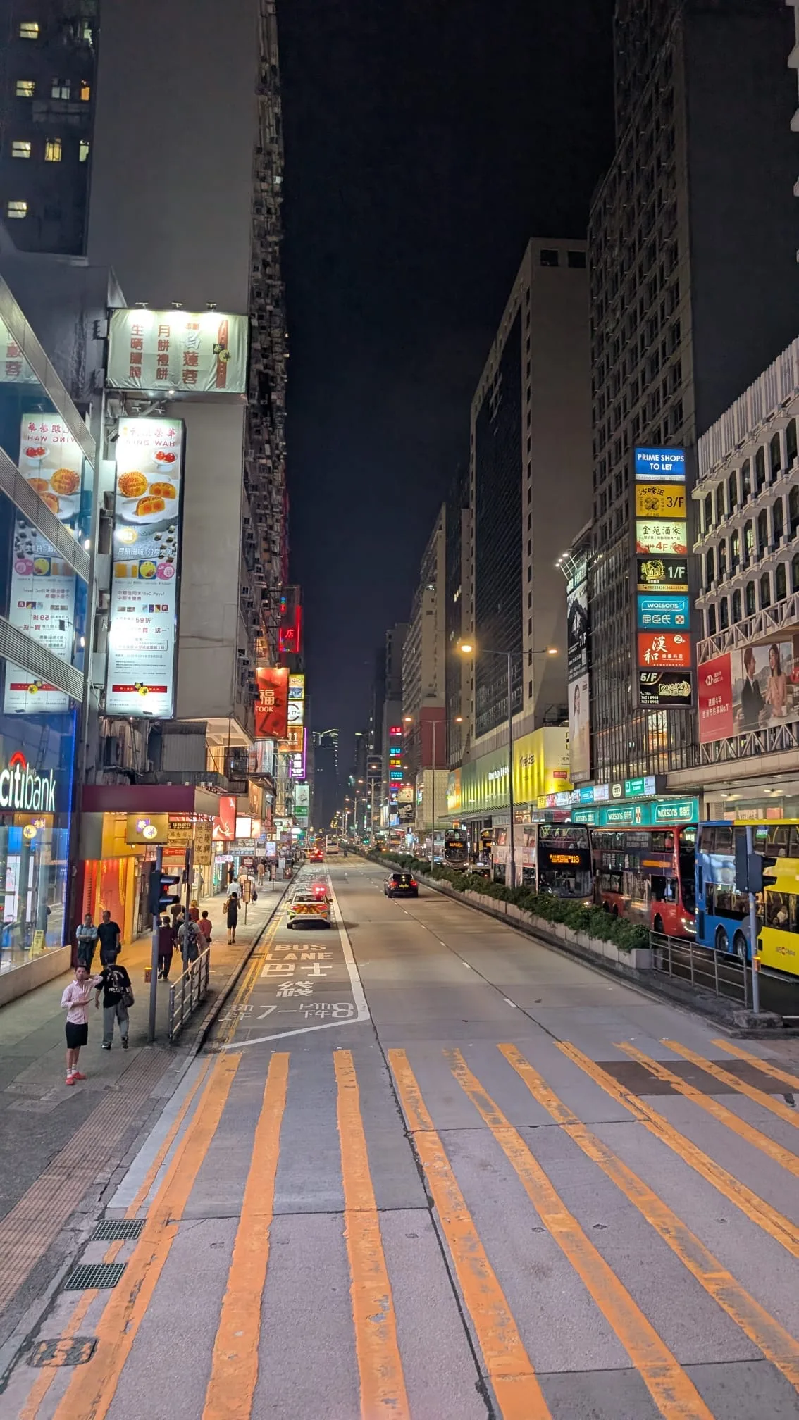 Bei der Nachttour kann man die Lichter der Stadt entspannt bestaunen Leuchtreklamen auf der Big Bus Nachttour durch Hongkong