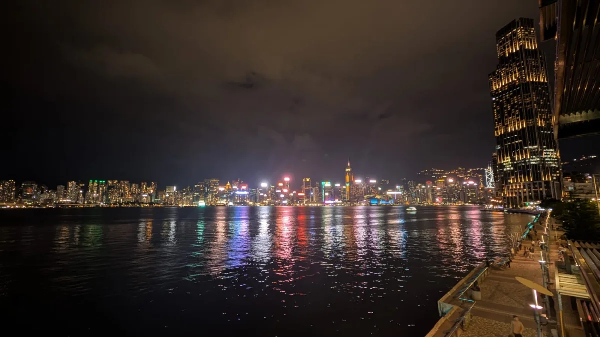 Spaziergang von der Avenue of Stars bis zum Victoria Harbour Promenade von der Avenue of Stars bis zum Victoria Harbour in Hongkong