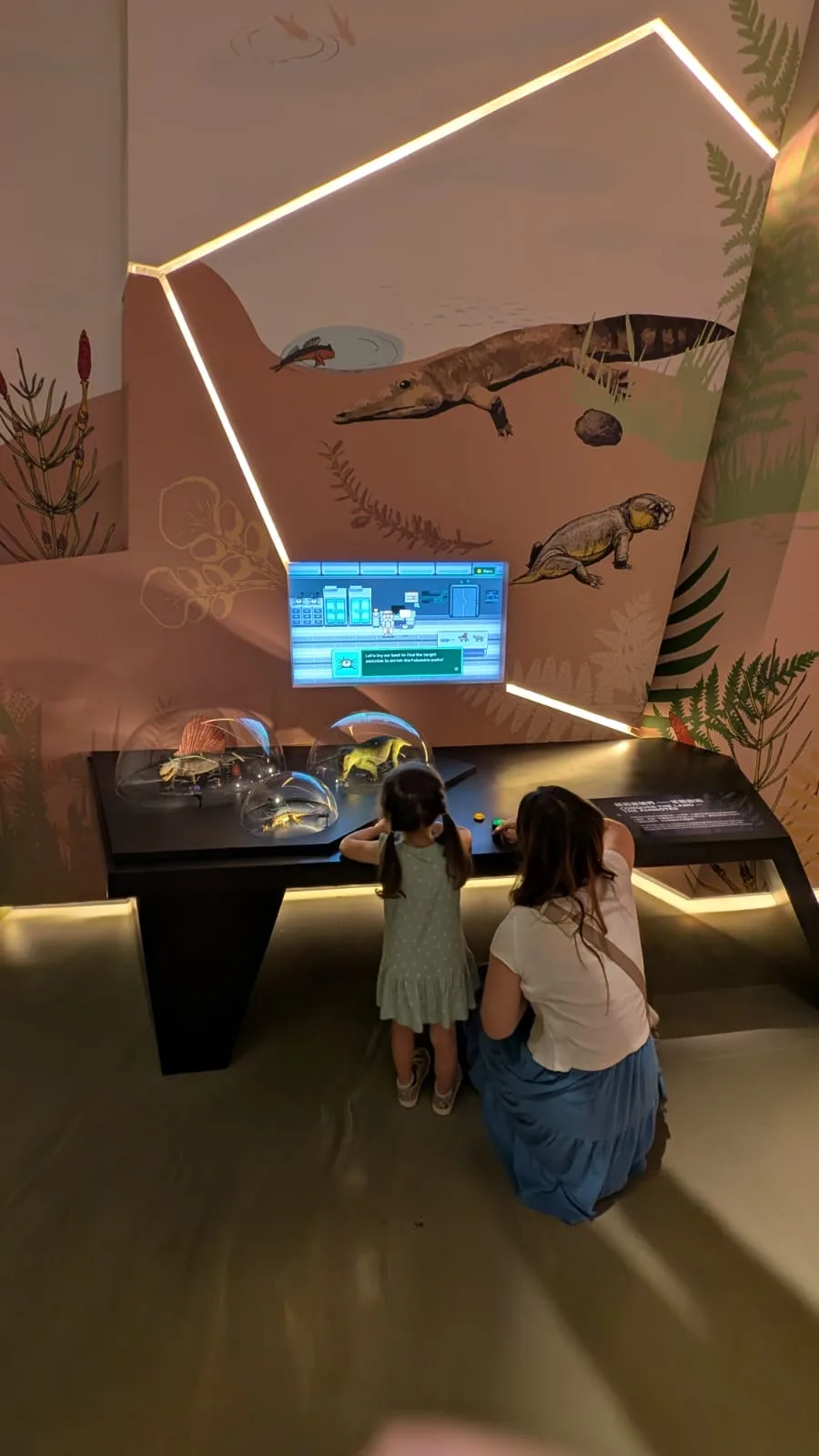 Bei diesem Videospiel mussten wir Dinosaurier finden Videospiel zur Dinosaurier-Suche im Science Museum Hongkong