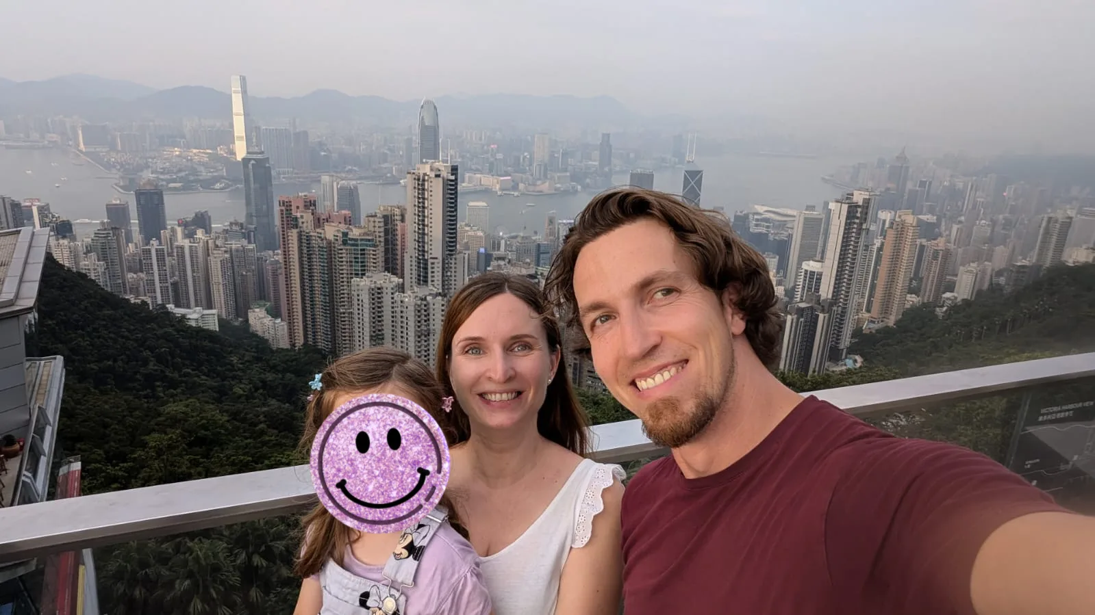 Familienfoto vor den Hochhäusern von Hongkong
