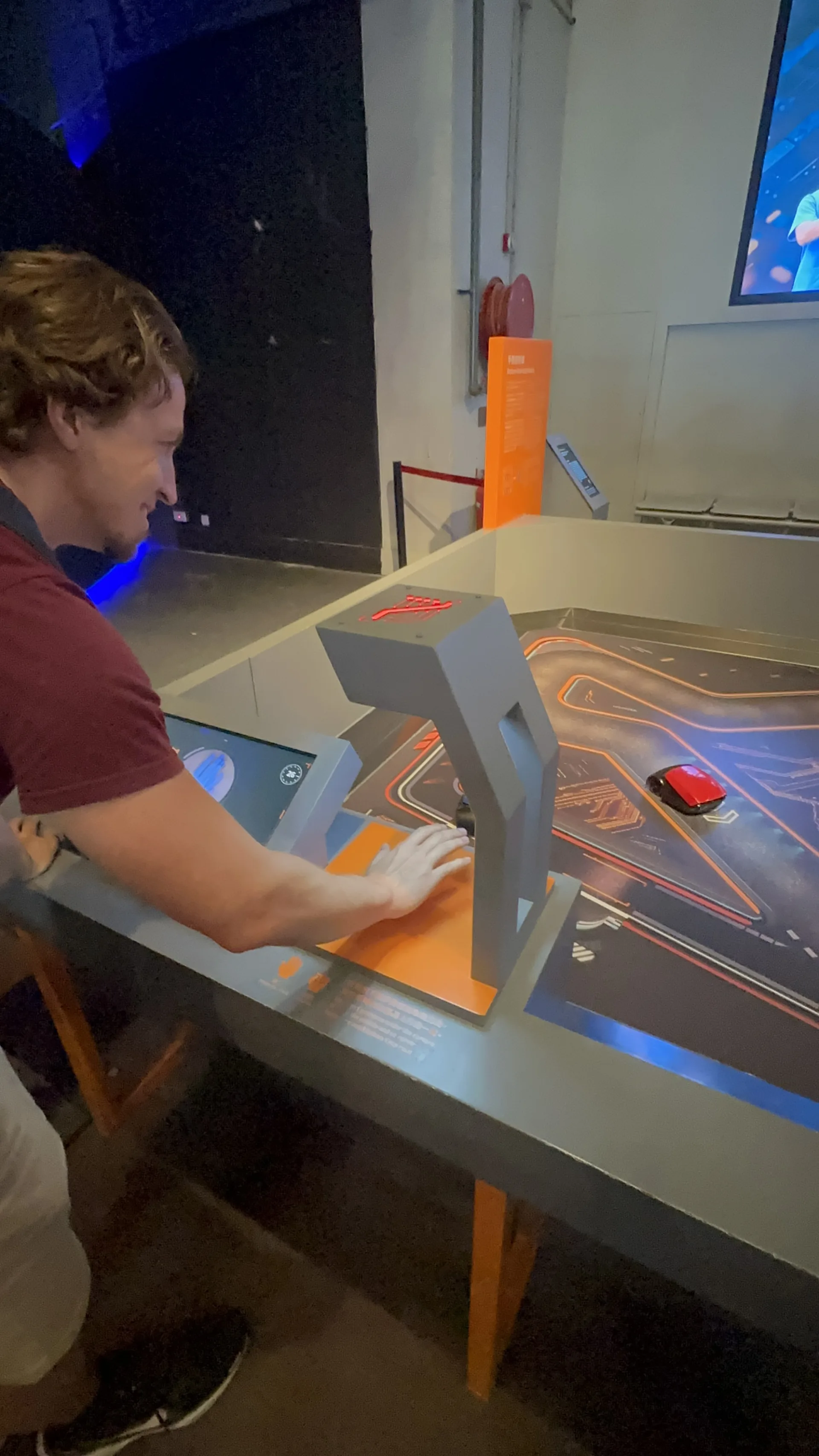 Roboter mit Handsteuerung im Science Museum Hongkong