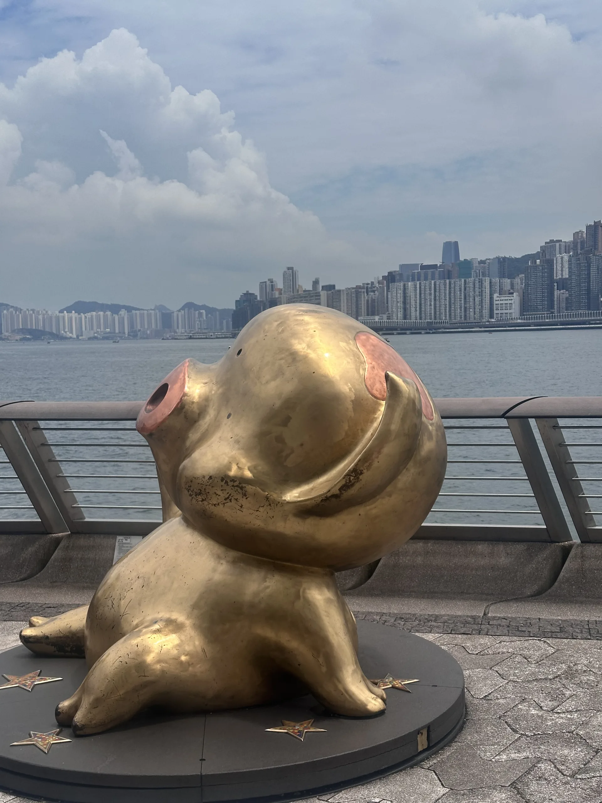 Goldene Schweinestatue an der Promenade von Tsim Sha Tsui in Hongkong