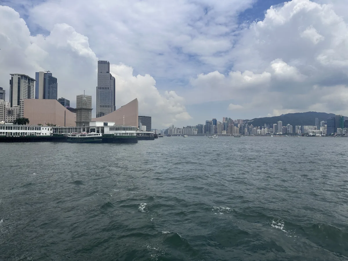 Tolle Aussicht für wenig Geld von der Fähre aus Aussicht auf Hongkong von der Fähre aus