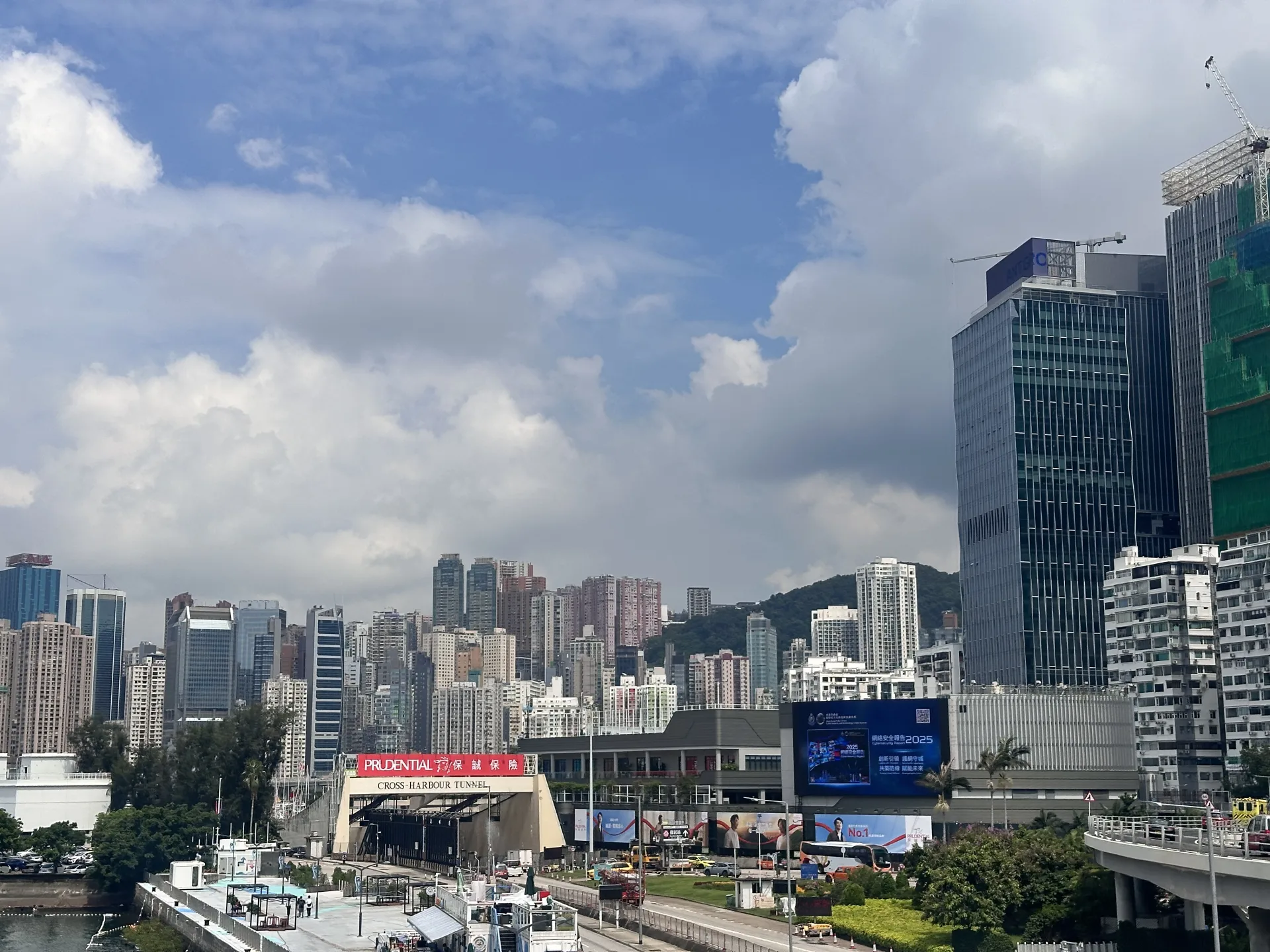 Cross Harbour Tunnel und Skyline von Hongkong Island