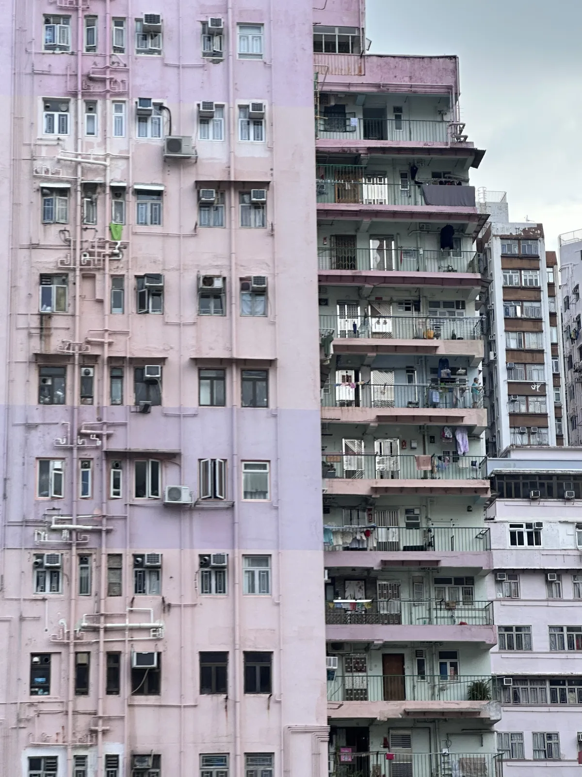 Unterwegs sieht man auch ein paar der älteren Hochhäuser Eines der älteren Hochhäuser von Hongkong