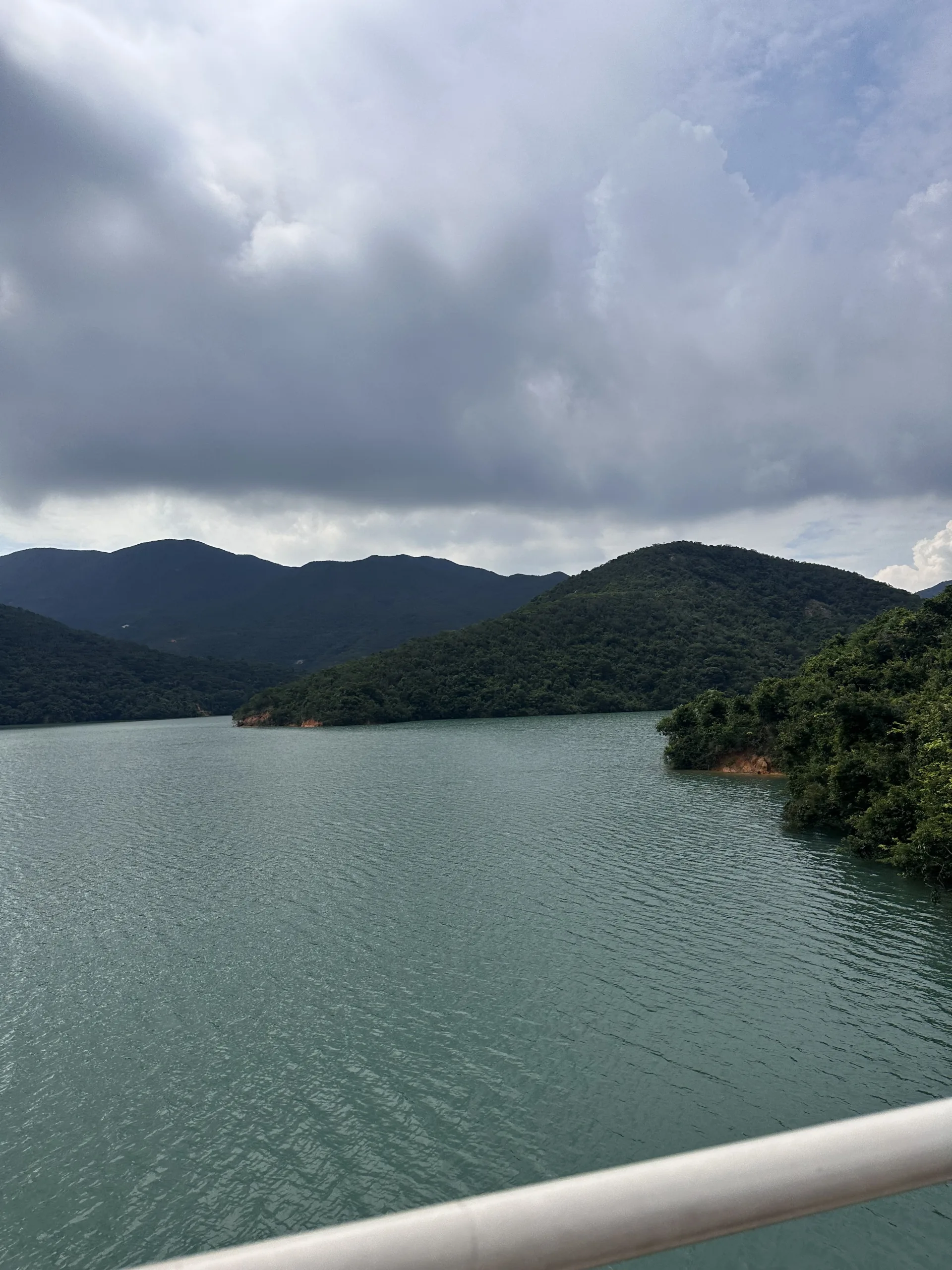 Grüne Landschaft und klare Seen in Hongkong