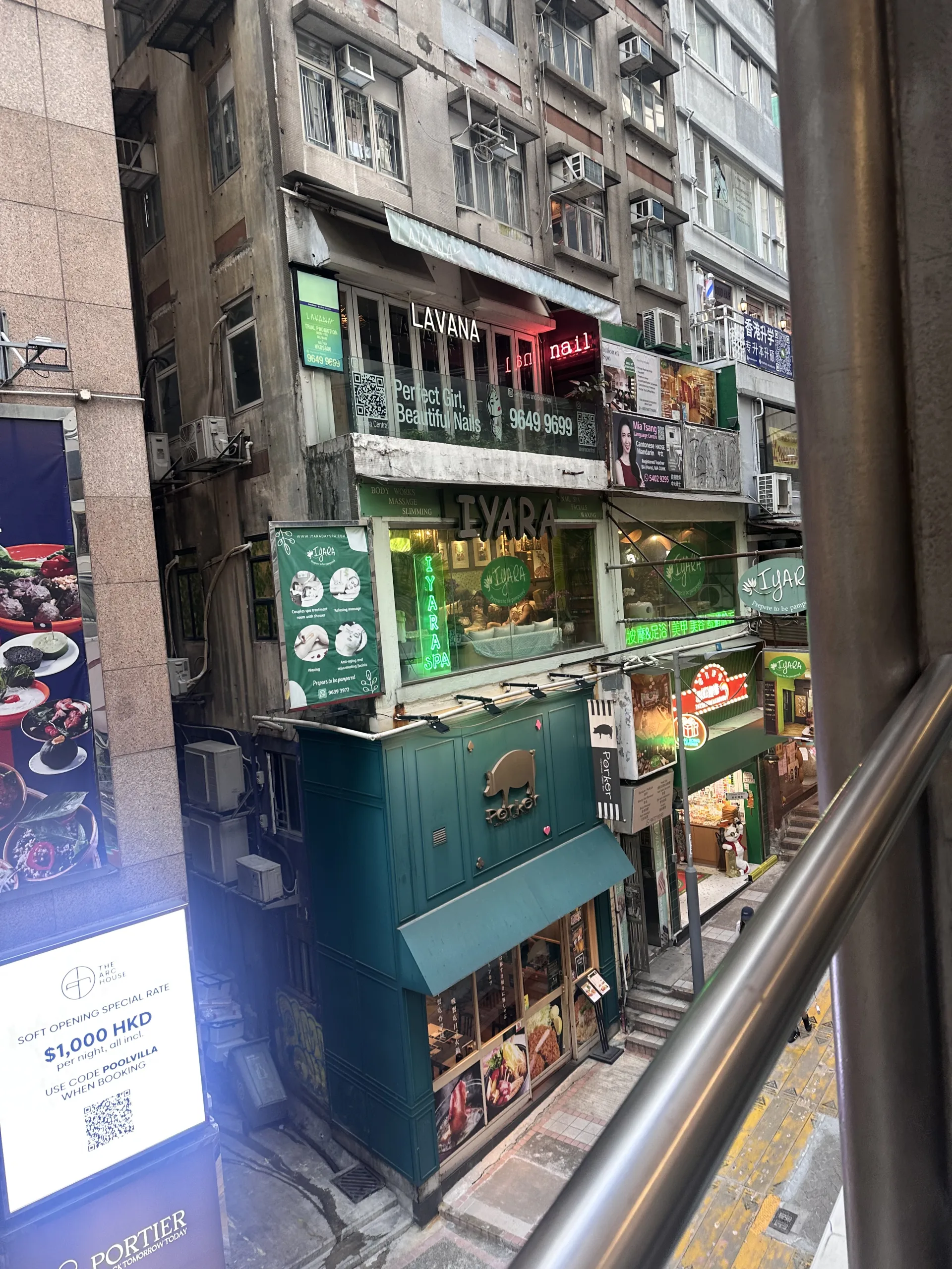 Blick auf die Gebäude von den Central Mid Levels Escalators aus