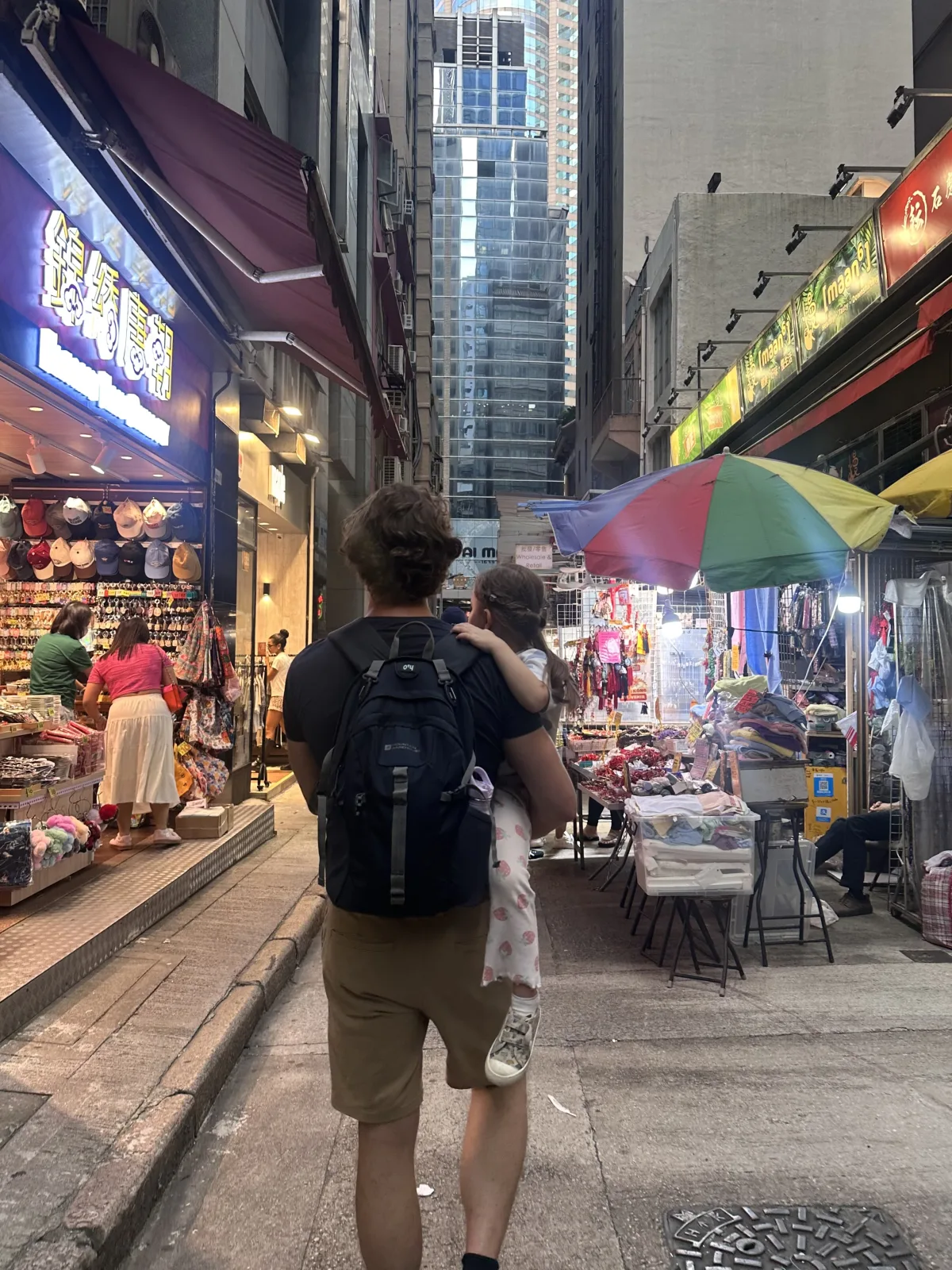 Urlaubssouvenirs shoppen in den Straßen des Central District Einkaufsbummel durch die Gassen von Hongkong mit ihren Souvenir-Shops