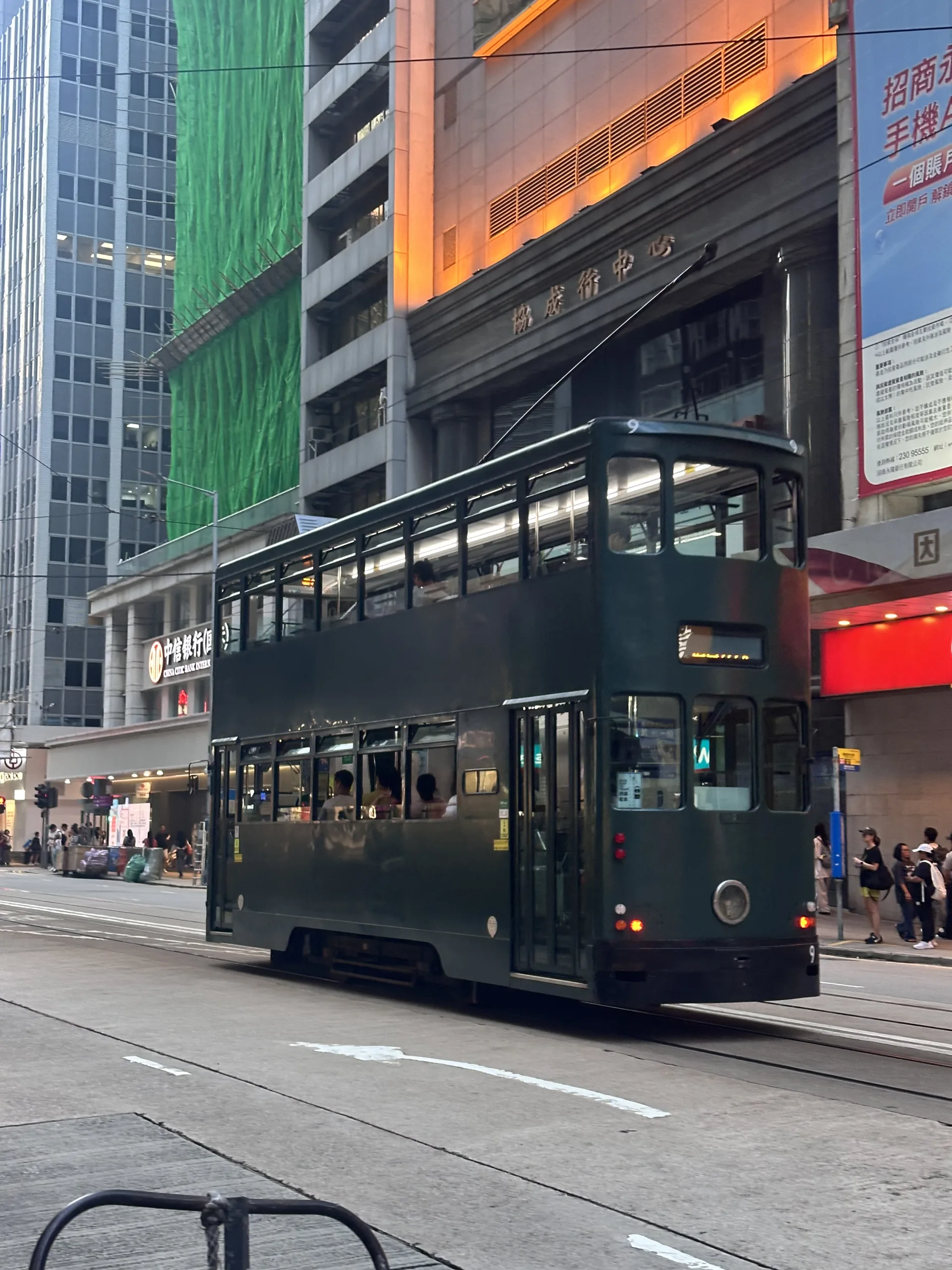 Straßenbahn in Hongkong mit ihrer typischen Form