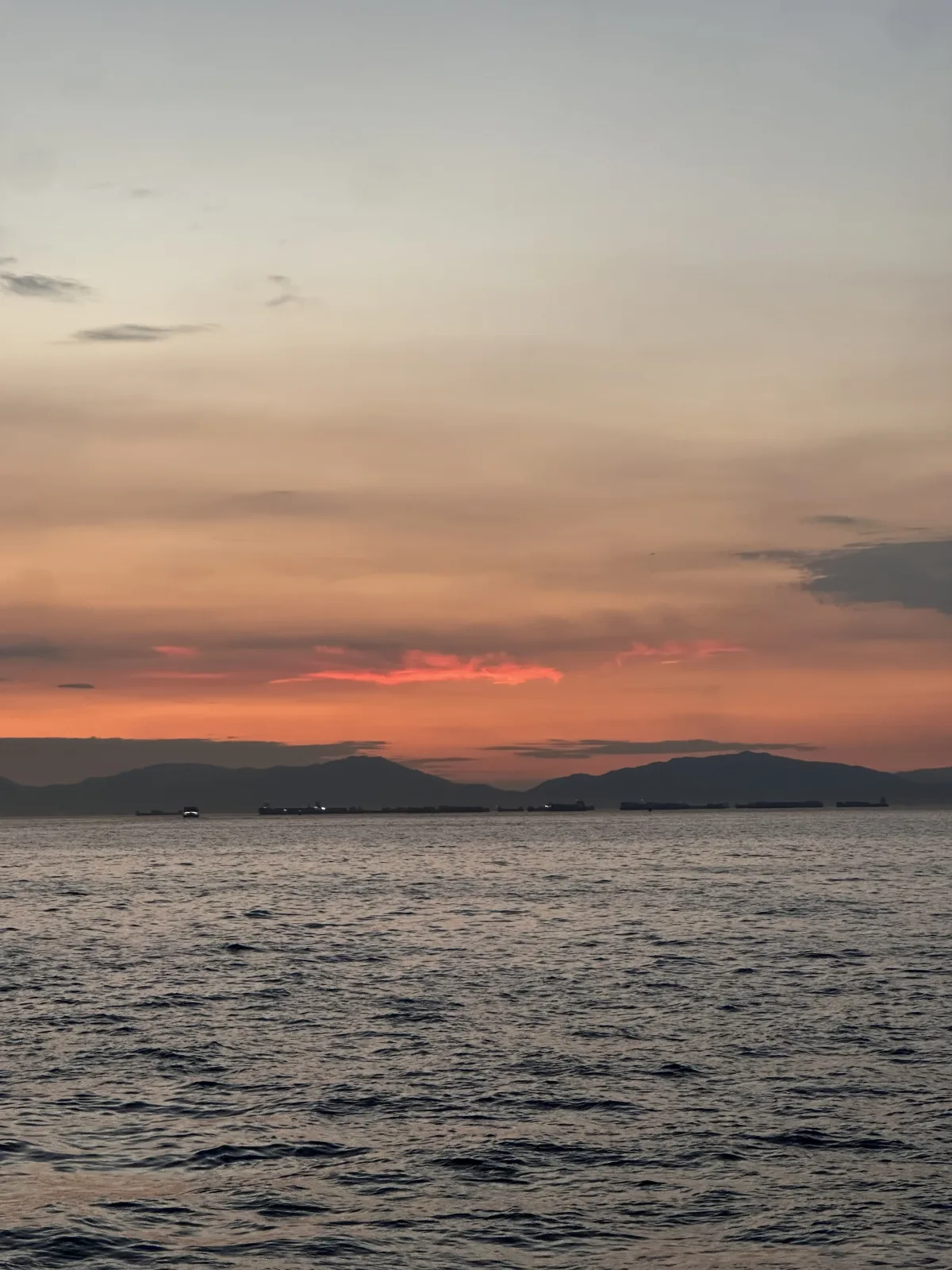 Zufällig hatten wir perfektes Sunset-Timing mit der Fährfahrt Sonnenuntergang von der Fähre aus fotografiert