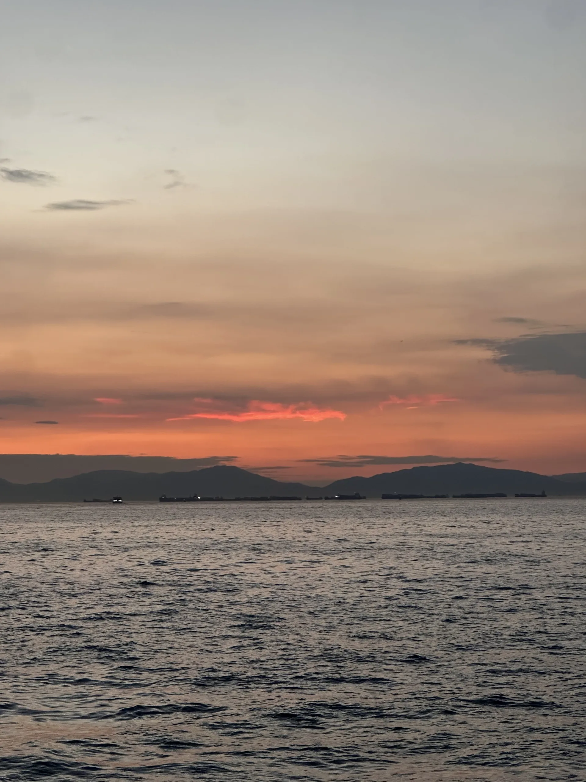 Sonnenuntergang von der Fähre aus fotografiert