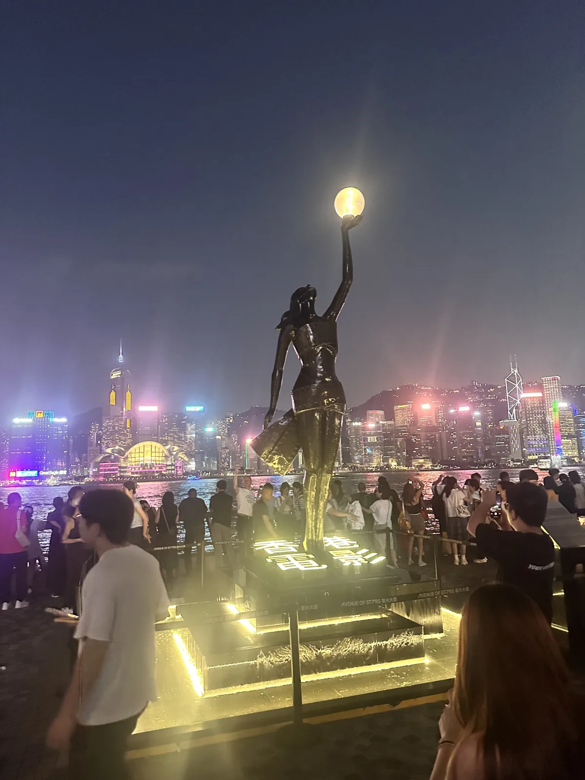 Abends wird es an der Promenade ziemlich voll Avenue of the Stars in Hongkong am Abend