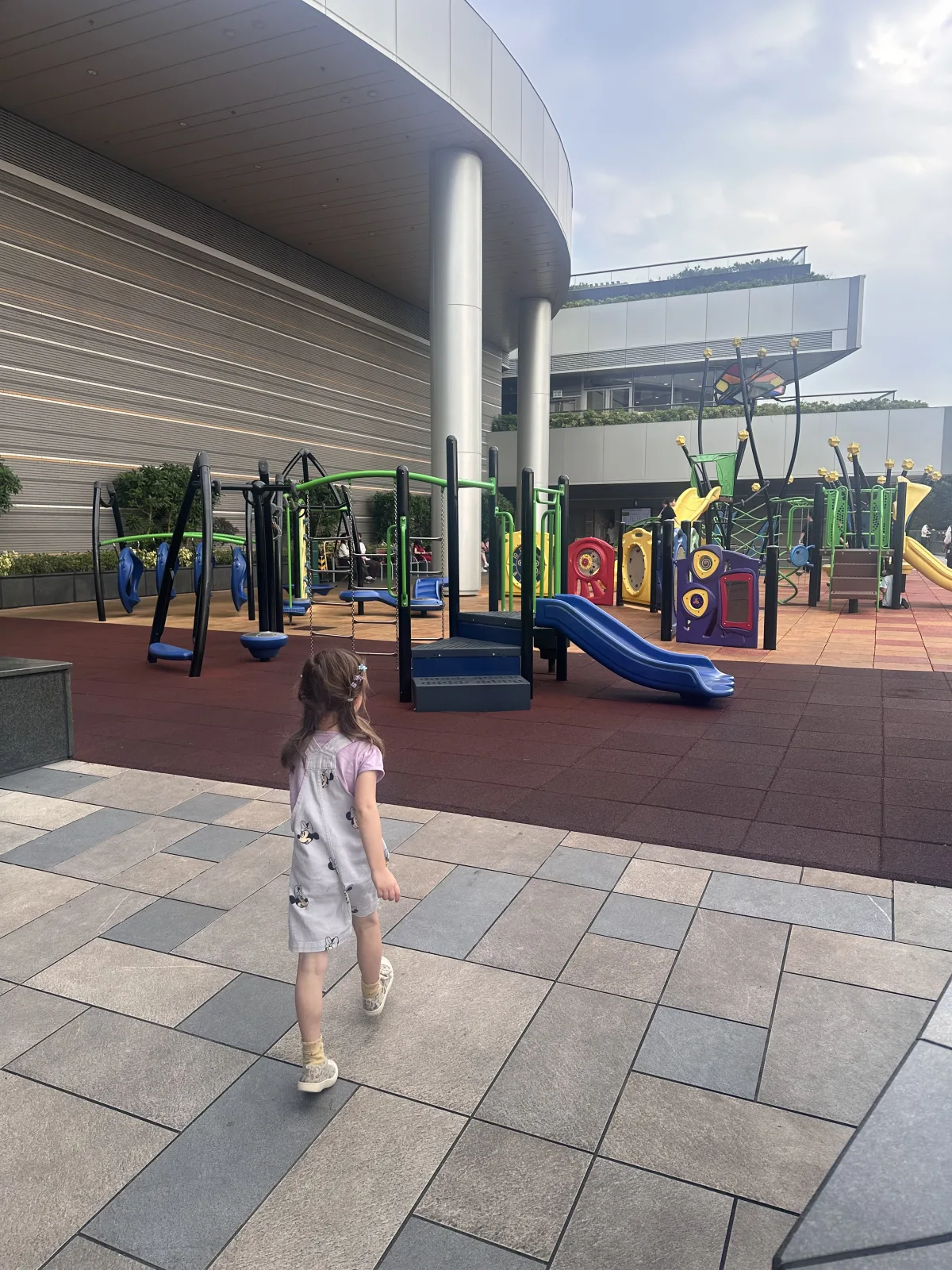 Es gibt sogar einen Spielplatz direkt an der Mall Spielplatz an der Mall auf dem Victoria Peak Hongkong