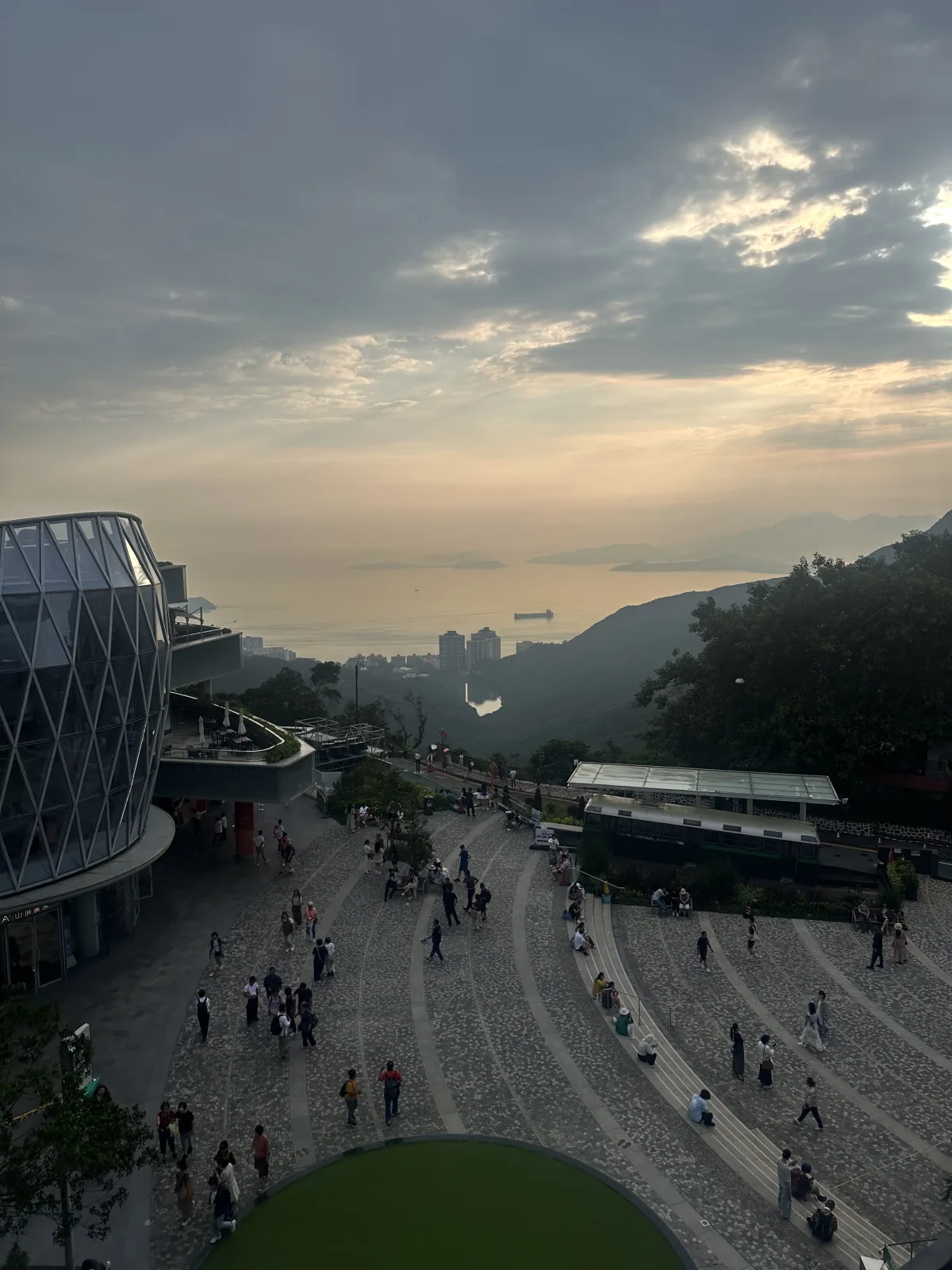 Links die Peak Galleria (Einkaufszentrum auf dem Berg) Blick auf die Peak Galleria mall oben auf dem Victoria Peak