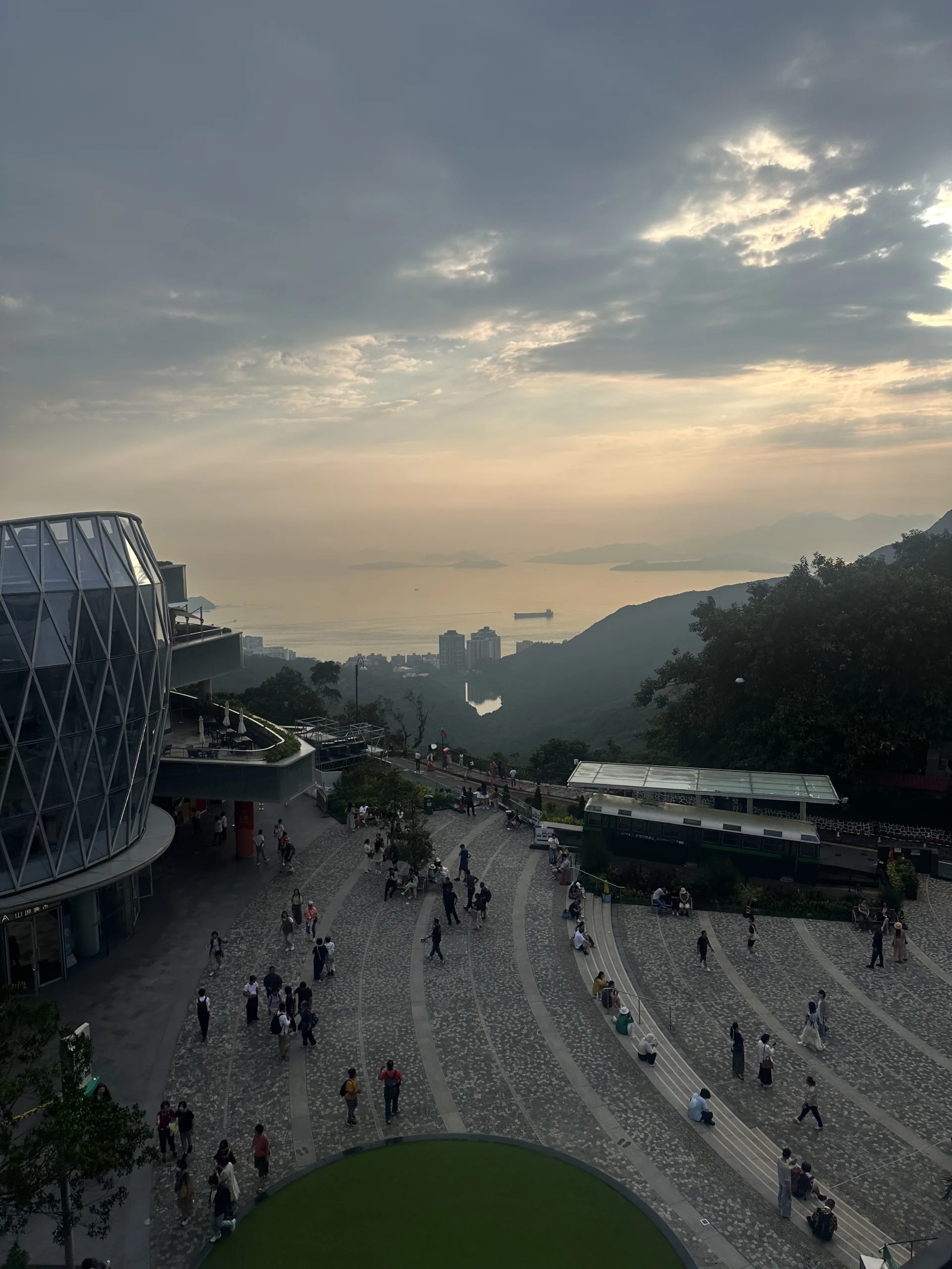 Blick auf die Peak Galleria mall oben auf dem Victoria Peak