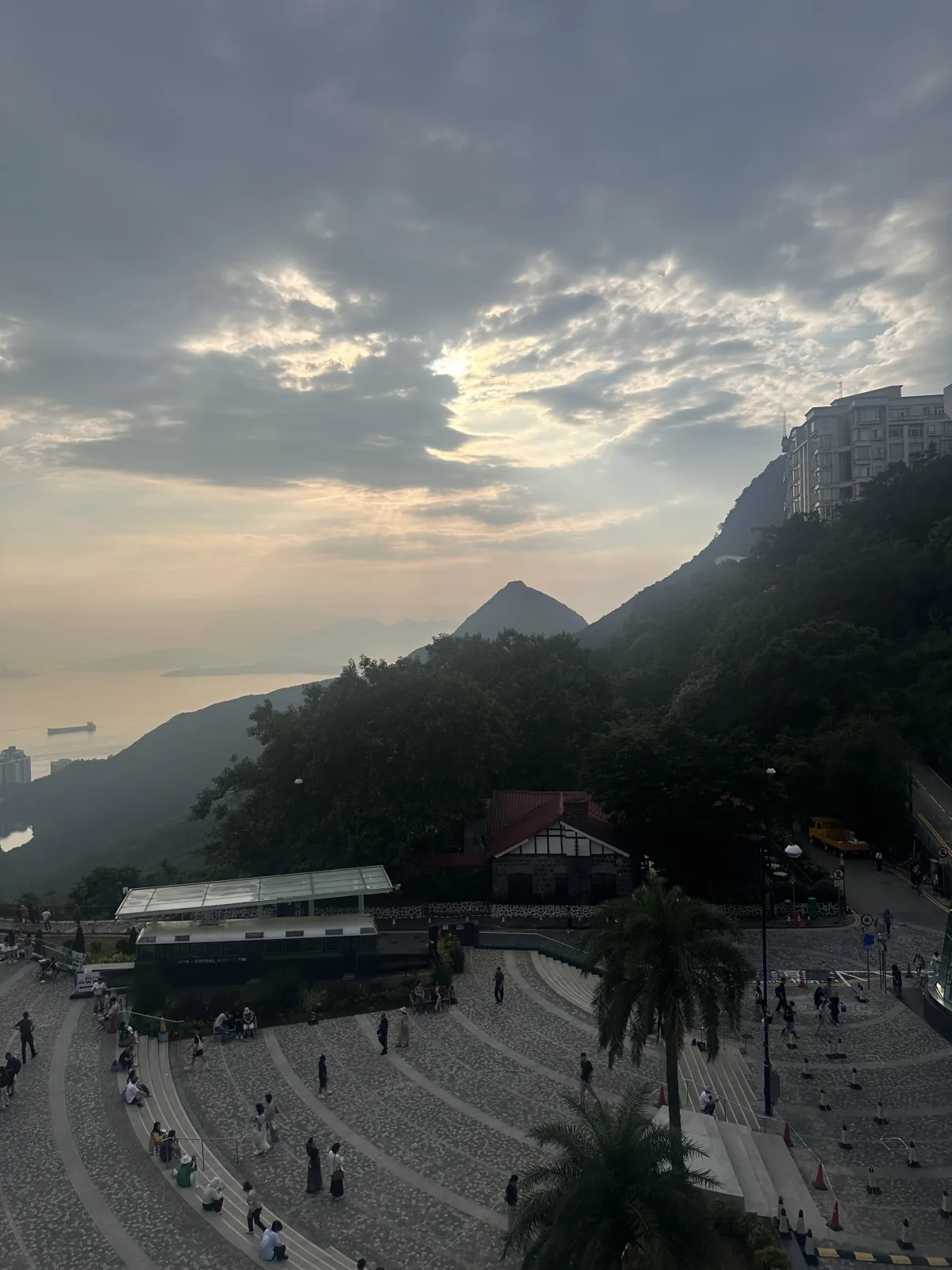 Die Aussicht ist aber in alle Richtungen sehr schön Wunderschöne Aussicht von der Victoria Peak Galleria