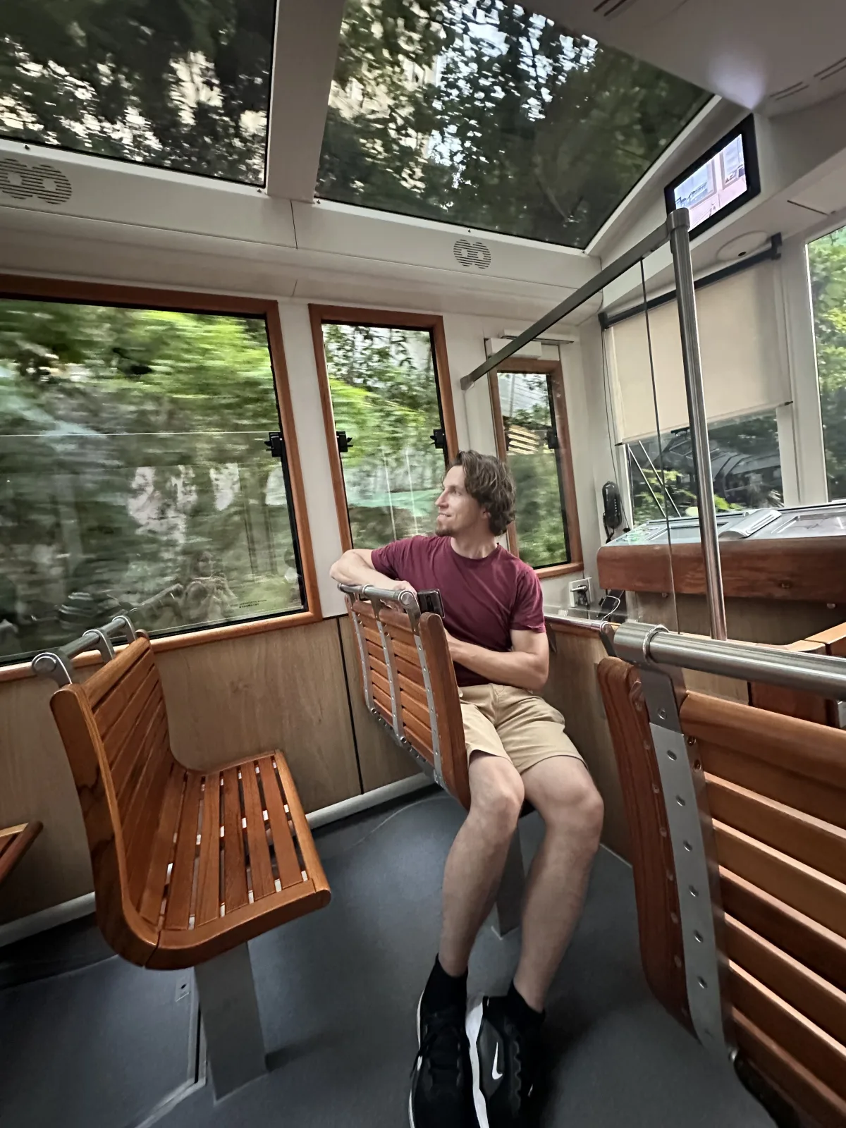 Es ist so steil, dass man froh über die Rückwärtsfahrt nach unten ist Fahrt mit der steilen Peak Tram in Hongkong