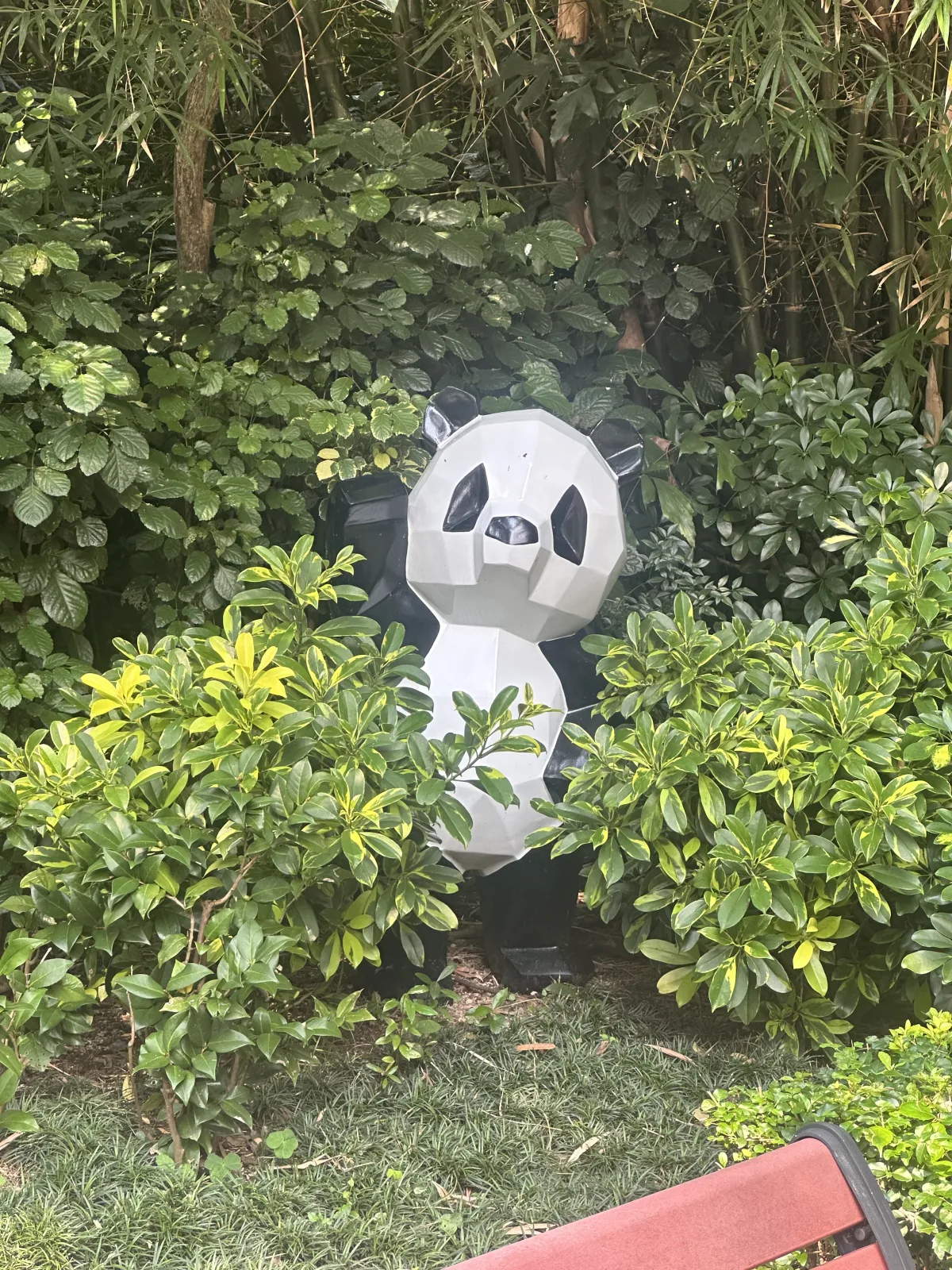 Daneben befinden sich auch fröhliche Comic Skulpturen Panda Skulptur im Comic Stil im Kowloon Park Hongkong