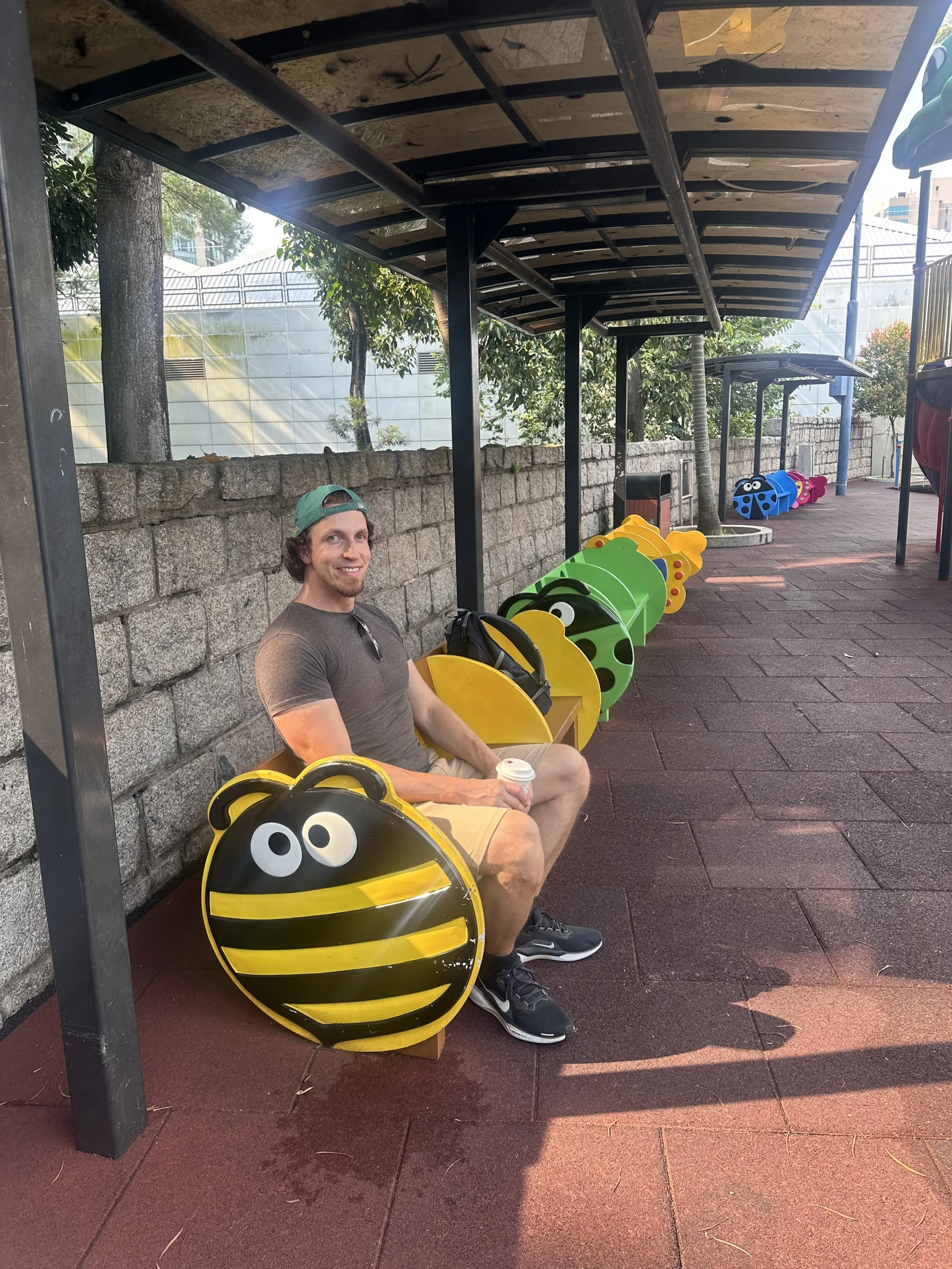Süße Bänke im Insekten-Design am Spielplatz des Kowloon Parks