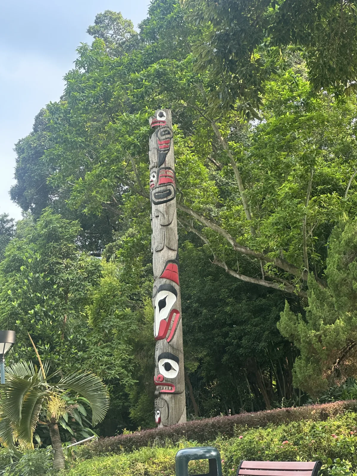Das Totem wurde vom Tlingit Stamm aus British Columbia geschnitzt Totem im Kowloon Park