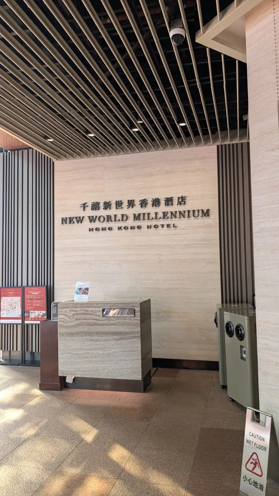 Wir haben uns echt wohlgefühlt und können das Hotel empfehlen Eingang des New World Millenium Hotels Hongkong