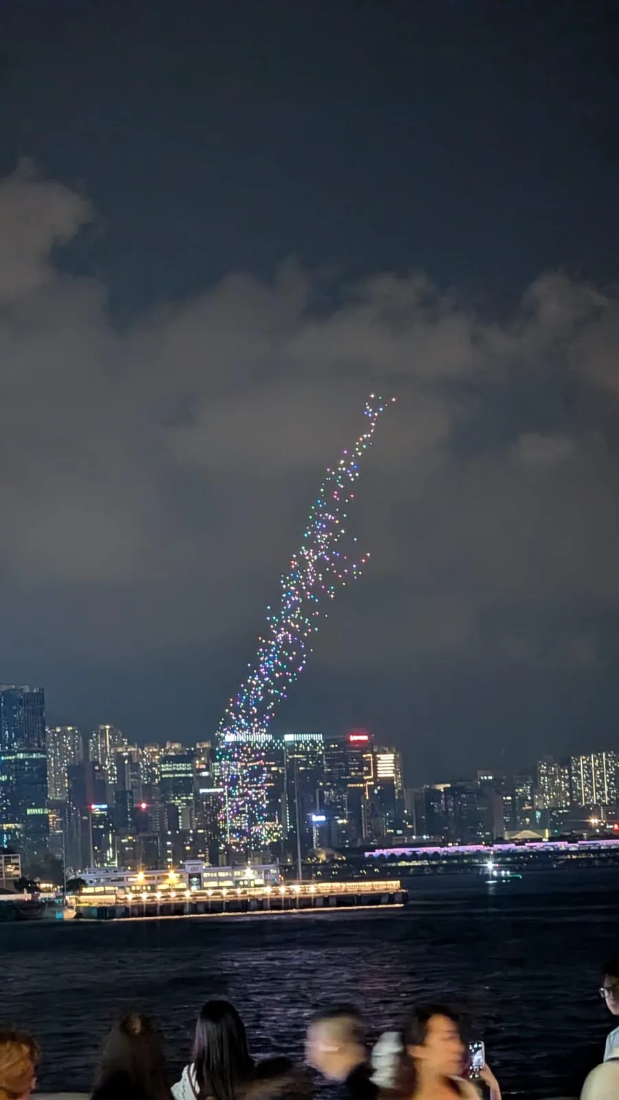 Die leuchtenden Drohnen sahen aber sehr schön aus Drohnen bei der Light Show in Hongkong
