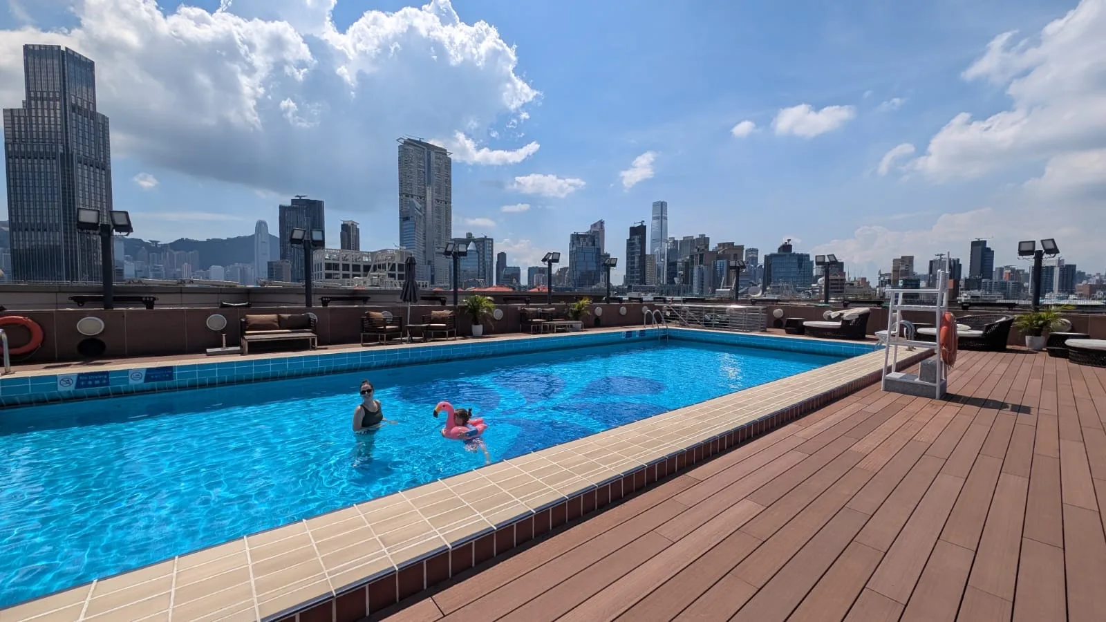 Wir allein im Pool unseres Hotels in Hongkong