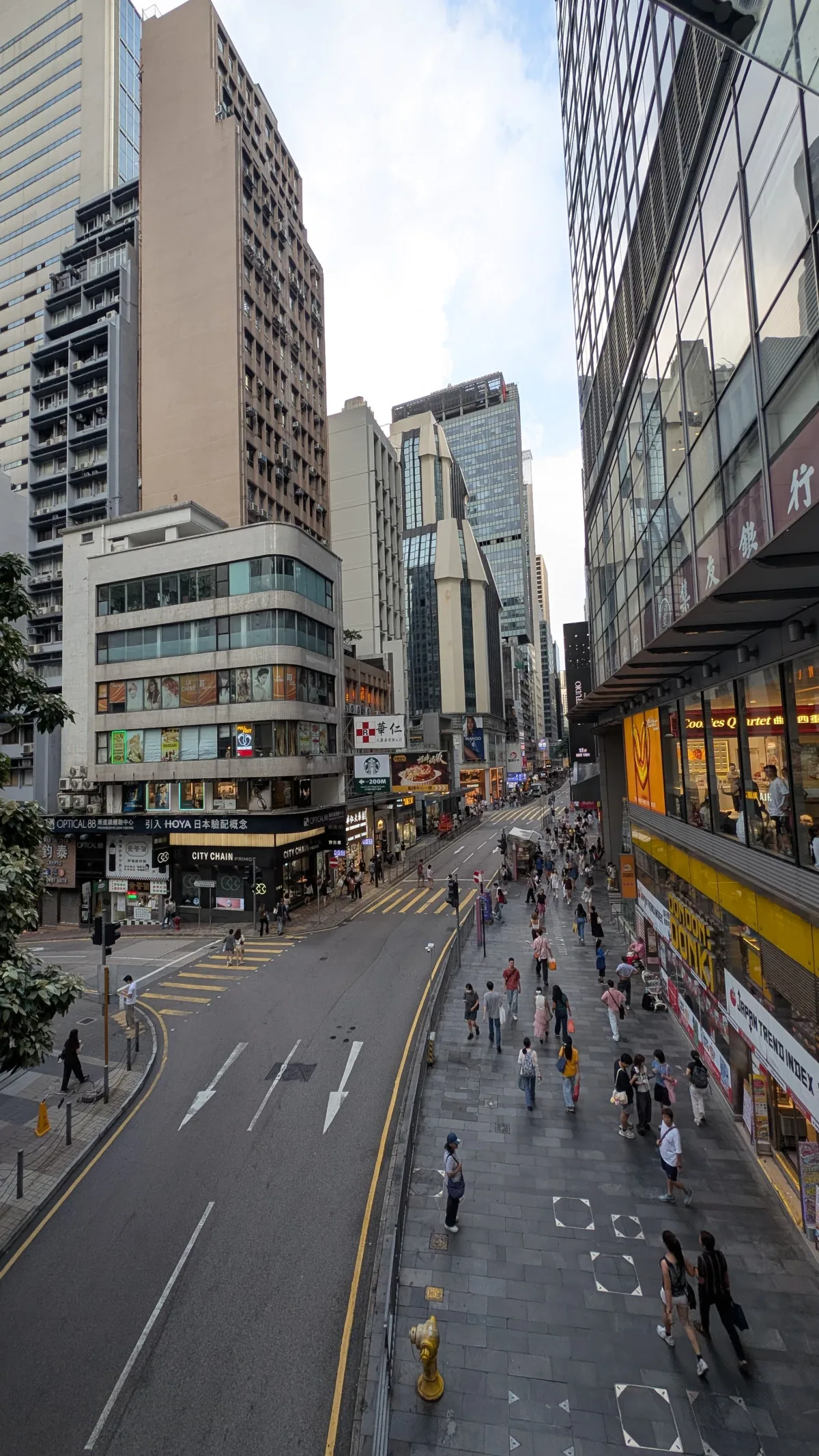 Einkaufen kann man in Hongkong fast überall gut Der Central District von Hongkong eignet sich auch gut zum Einkaufen