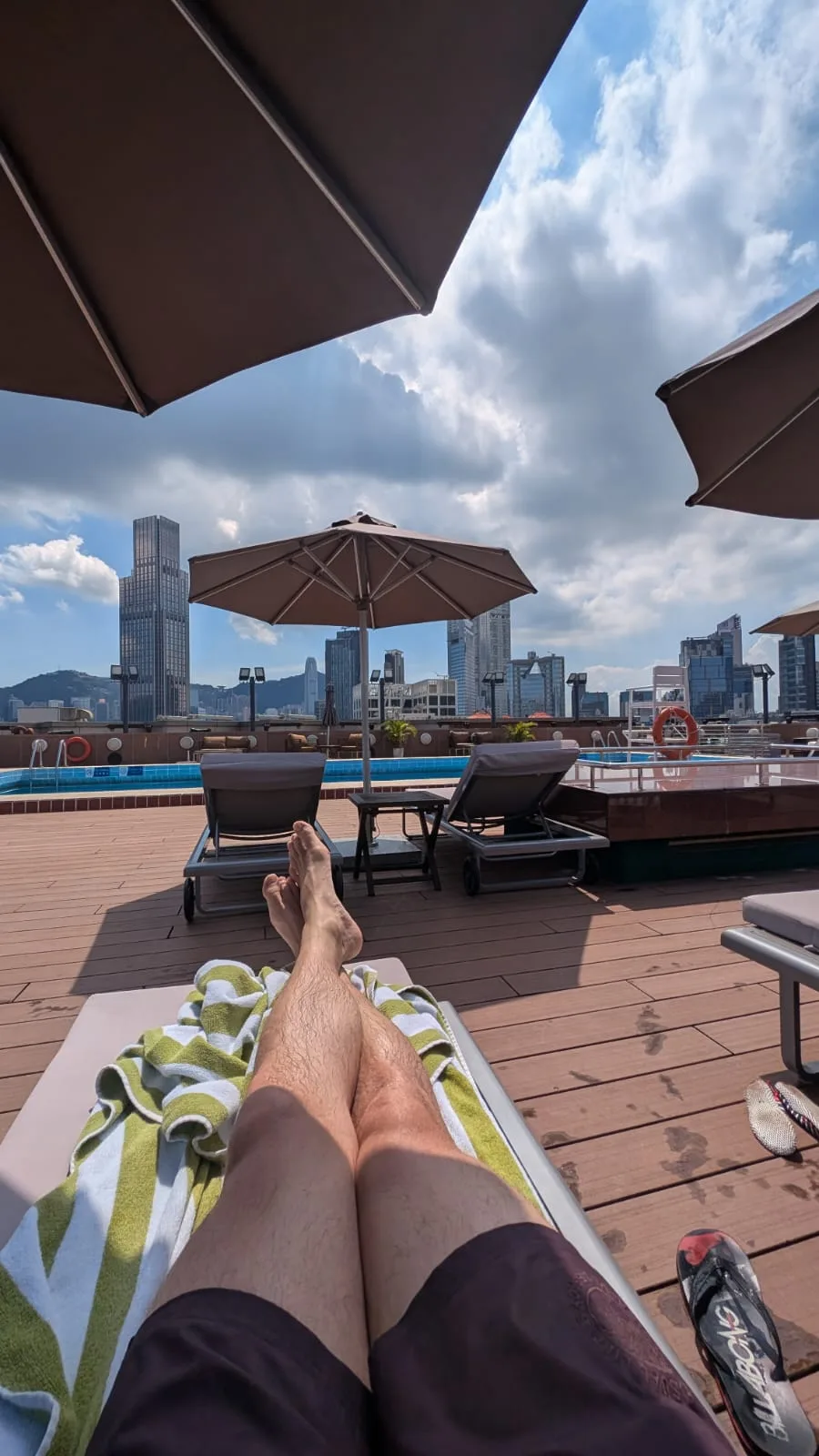Auf dem Dach des Hotels befindet sich ein Pool Pool auf dem Dach des New World Millenium Hotels Hongkong