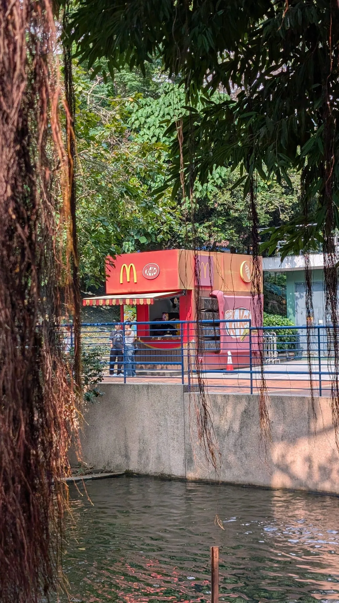Der McDonald’s Kiosk für Eis und Getränke mitten im Park Mini McDonald’s Filiale im Kowloon Park Hongkong